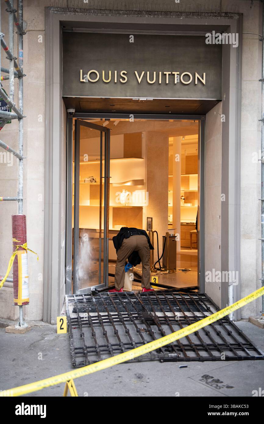 Paris, France. 12 mai 2025. Le magasin Louis Vuitton du boulevard Saint-Germain, dans le 6ème arrondissement de Paris, a de nouveau été la cible d'un cambriolage à bélier tôt lundi matin. Trois suspects cagoulés ont utilisé un wagon immatriculé en Italie pour s'écraser dans la devanture du magasin, fuyant avec un transport de produits de luxe encore à évaluer. La même boutique avait déjà été frappée de la même manière en septembre et novembre 2024. Paris, France, le 12 mai 2025. Photo de Florian Poitout/ABACAPRESS.COM crédit : Abaca Press/Alamy Live News Banque D'Images