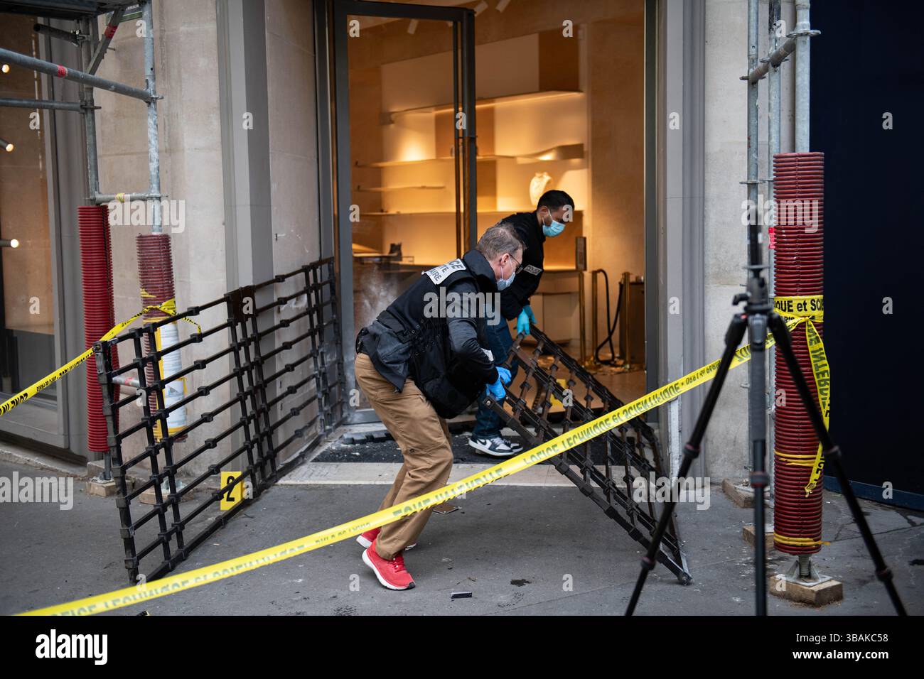 Paris, France. 12 mai 2025. Le magasin Louis Vuitton du boulevard Saint-Germain, dans le 6ème arrondissement de Paris, a de nouveau été la cible d'un cambriolage à bélier tôt lundi matin. Trois suspects cagoulés ont utilisé un wagon immatriculé en Italie pour s'écraser dans la devanture du magasin, fuyant avec un transport de produits de luxe encore à évaluer. La même boutique avait déjà été frappée de la même manière en septembre et novembre 2024. Paris, France, le 12 mai 2025. Photo de Florian Poitout/ABACAPRESS.COM crédit : Abaca Press/Alamy Live News Banque D'Images