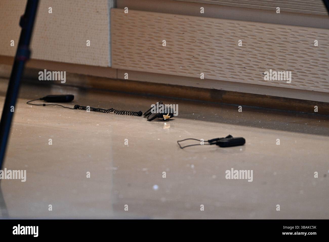 Paris, France. 12 mai 2025. Le magasin Louis Vuitton du boulevard Saint-Germain, dans le 6ème arrondissement de Paris, a de nouveau été la cible d'un cambriolage à bélier tôt lundi matin. Trois suspects cagoulés ont utilisé un wagon immatriculé en Italie pour s'écraser dans la devanture du magasin, fuyant avec un transport de produits de luxe encore à évaluer. La même boutique avait déjà été frappée de la même manière en septembre et novembre 2024. Paris, France, le 12 mai 2025. Photo de Florian Poitout/ABACAPRESS.COM crédit : Abaca Press/Alamy Live News Banque D'Images