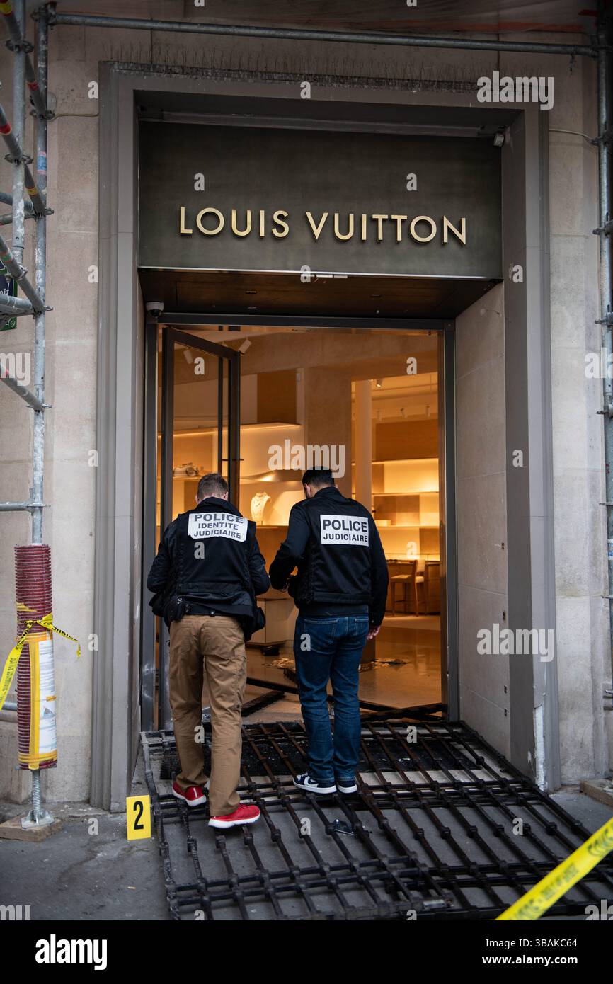Paris, France. 12 mai 2025. Le magasin Louis Vuitton du boulevard Saint-Germain, dans le 6ème arrondissement de Paris, a de nouveau été la cible d'un cambriolage à bélier tôt lundi matin. Trois suspects cagoulés ont utilisé un wagon immatriculé en Italie pour s'écraser dans la devanture du magasin, fuyant avec un transport de produits de luxe encore à évaluer. La même boutique avait déjà été frappée de la même manière en septembre et novembre 2024. Paris, France, le 12 mai 2025. Photo de Florian Poitout/ABACAPRESS.COM crédit : Abaca Press/Alamy Live News Banque D'Images