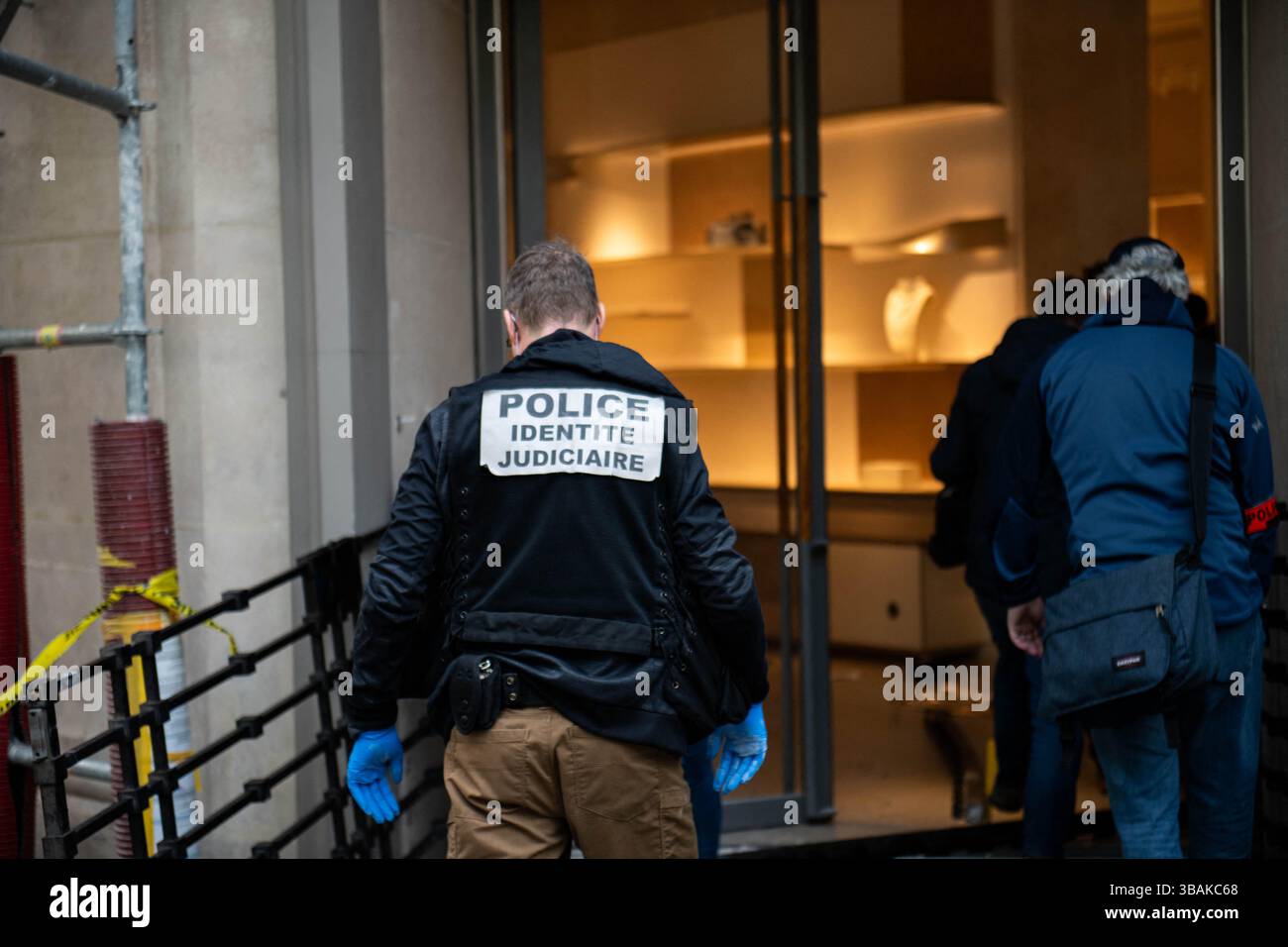 Paris, France. 12 mai 2025. Le magasin Louis Vuitton du boulevard Saint-Germain, dans le 6ème arrondissement de Paris, a de nouveau été la cible d'un cambriolage à bélier tôt lundi matin. Trois suspects cagoulés ont utilisé un wagon immatriculé en Italie pour s'écraser dans la devanture du magasin, fuyant avec un transport de produits de luxe encore à évaluer. La même boutique avait déjà été frappée de la même manière en septembre et novembre 2024. Paris, France, le 12 mai 2025. Photo de Florian Poitout/ABACAPRESS.COM crédit : Abaca Press/Alamy Live News Banque D'Images