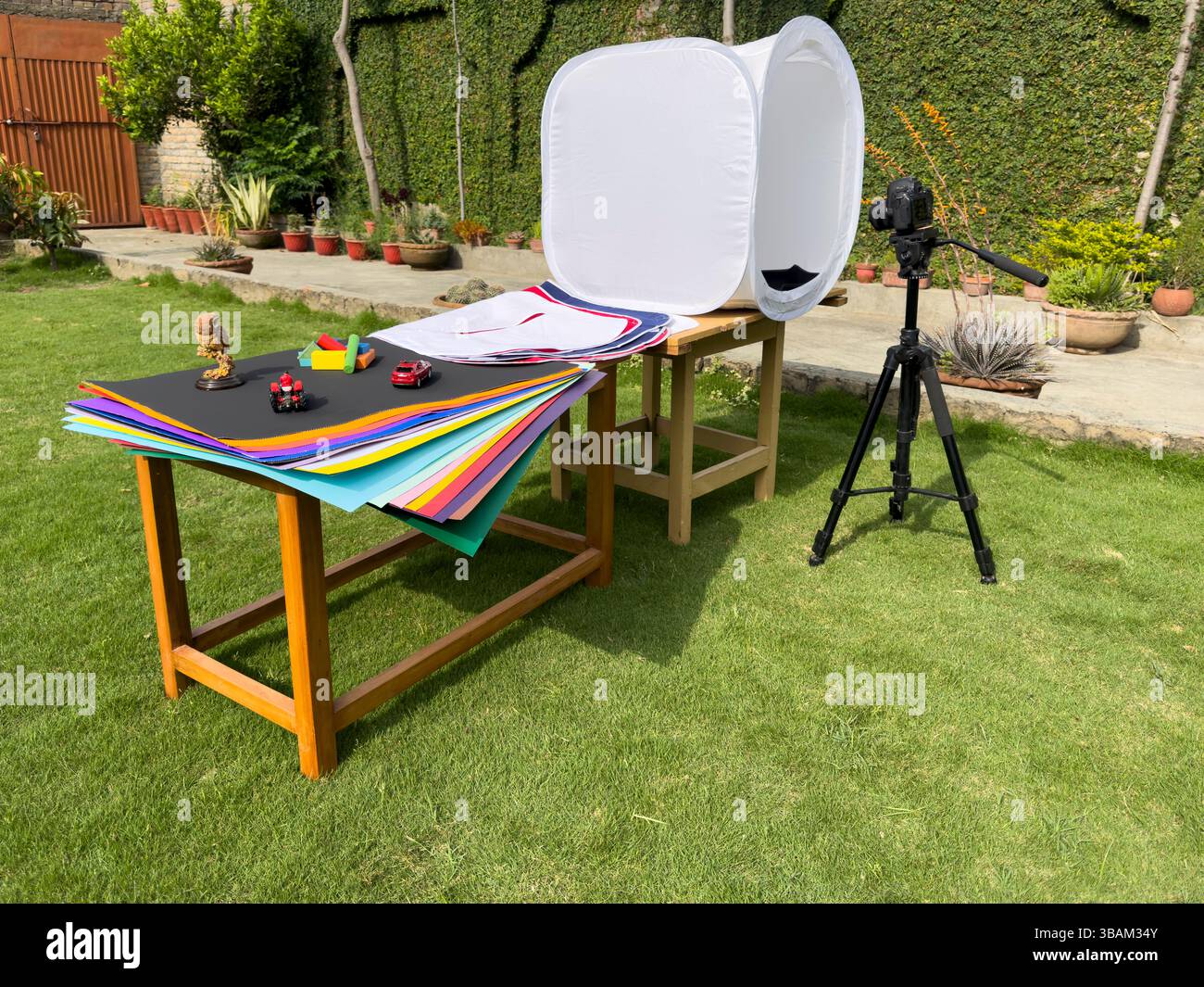 Accessoires colorés et feuilles d'artisanat pour la photographie de produit extérieur avec tente photo portable Banque D'Images