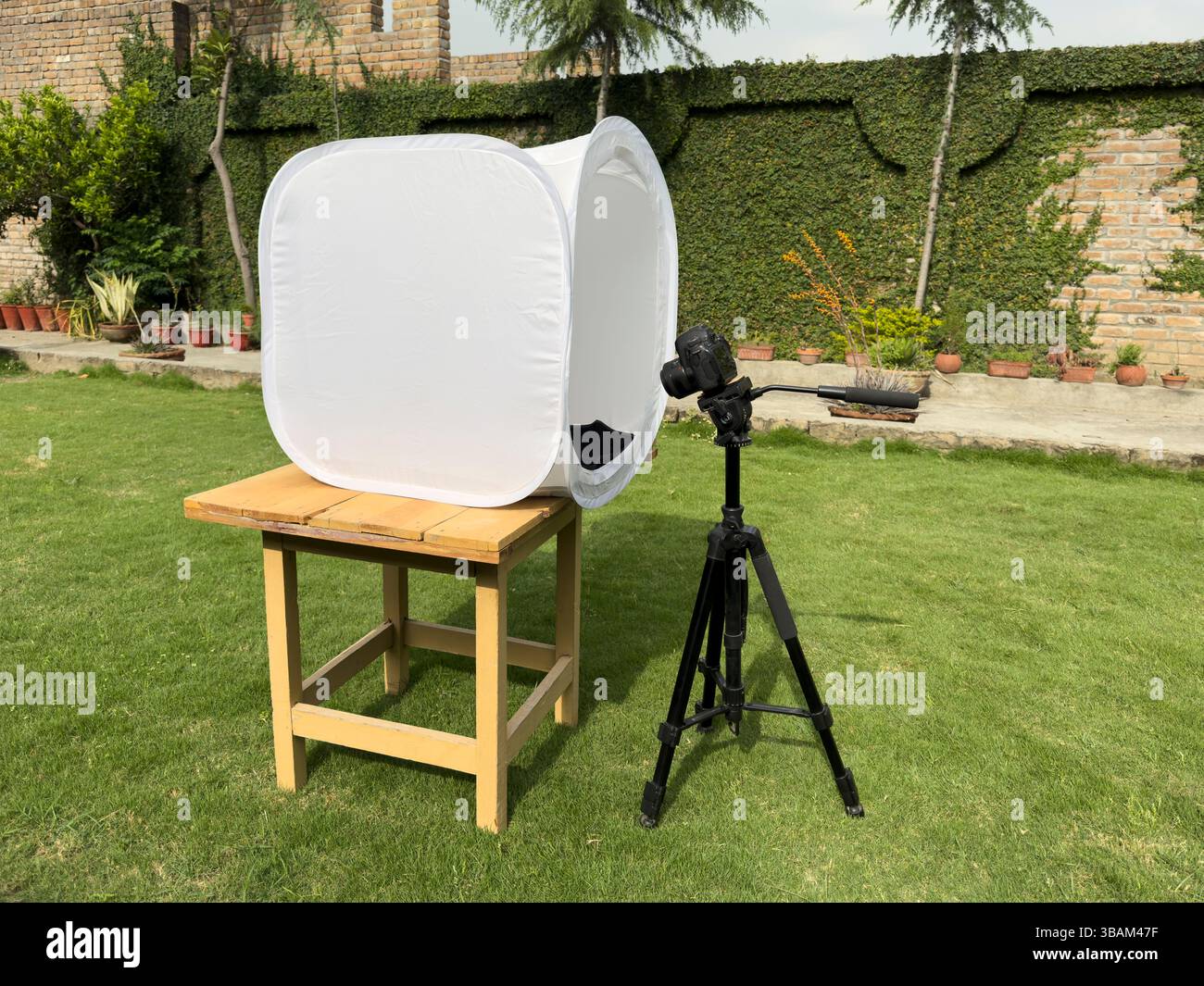 Configuration de photographie de produit extérieur avec appareil photo reflex numérique et tente photo translucide blanche Banque D'Images