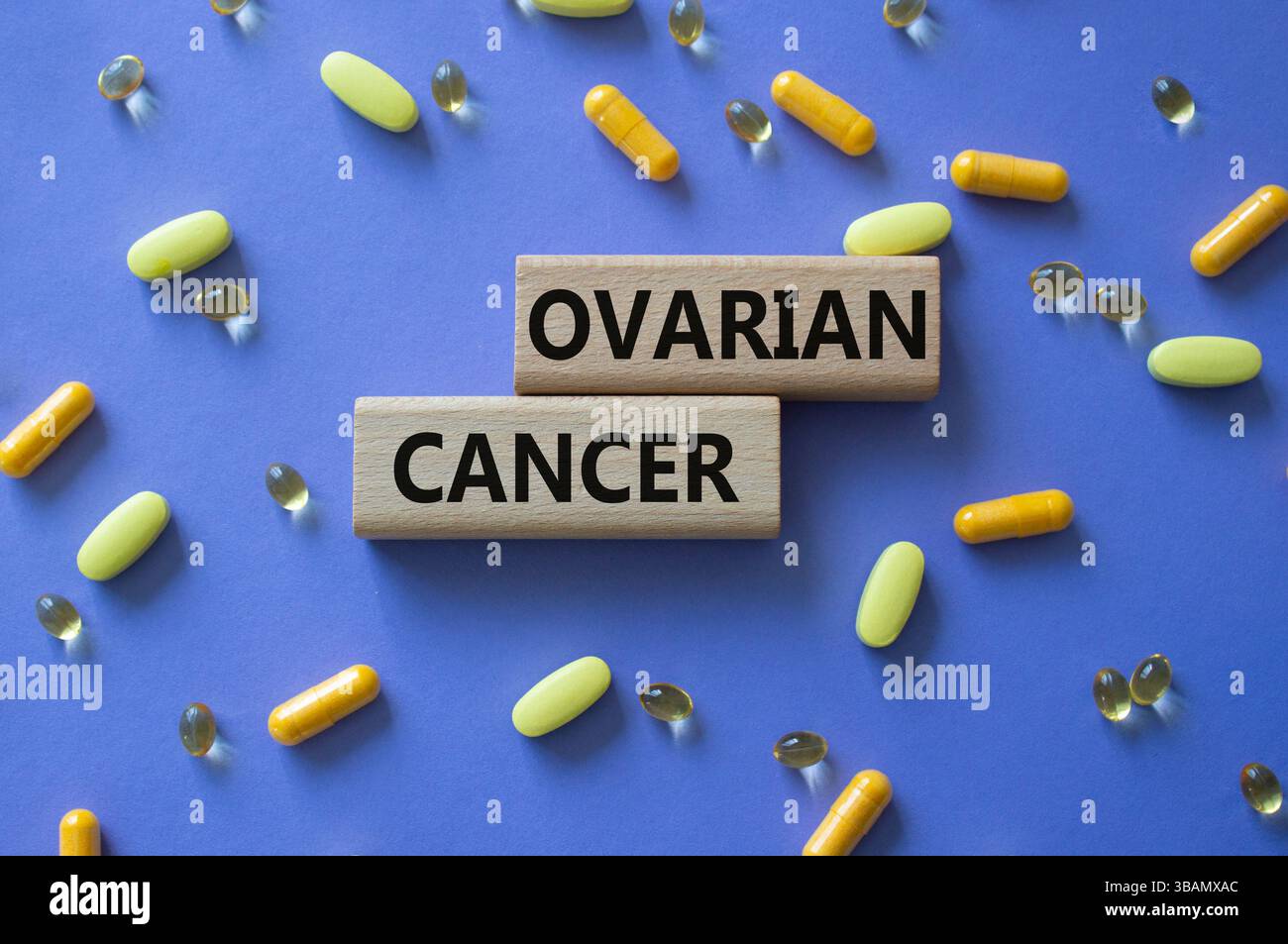 Symbole du cancer de l'ovaire. Concept de cancer de l'ovaire sur blocs de bois. Beau fond violet avec des pilules. Médecine et concept de cancer de l'ovaire. Copier Banque D'Images