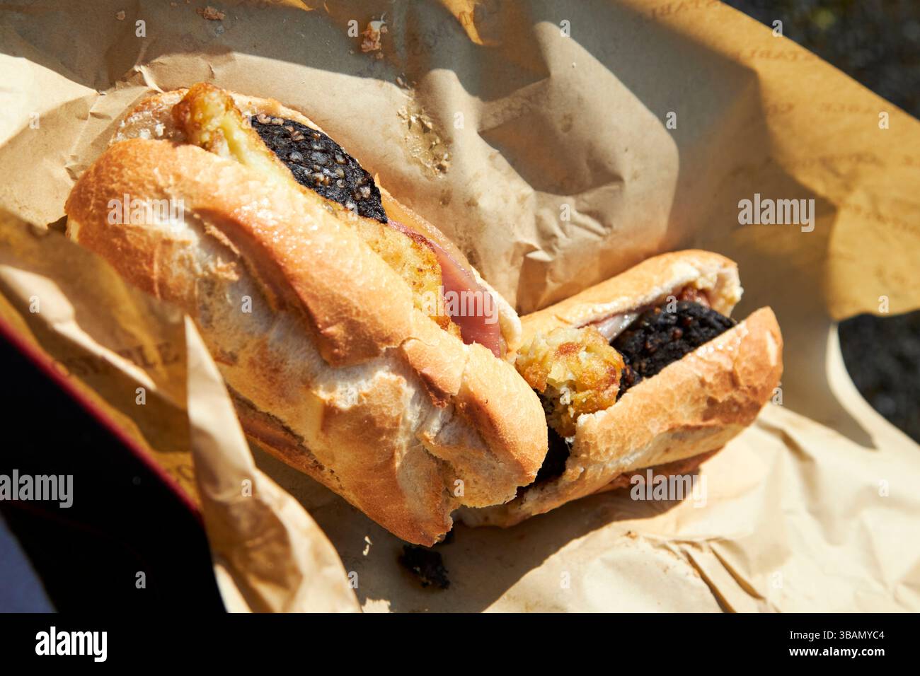 baguette de petit-déjeuner irlandaise avec pouding noir pommes de terre sautées bacon oeuf newport comté mayo république d'irlande Banque D'Images