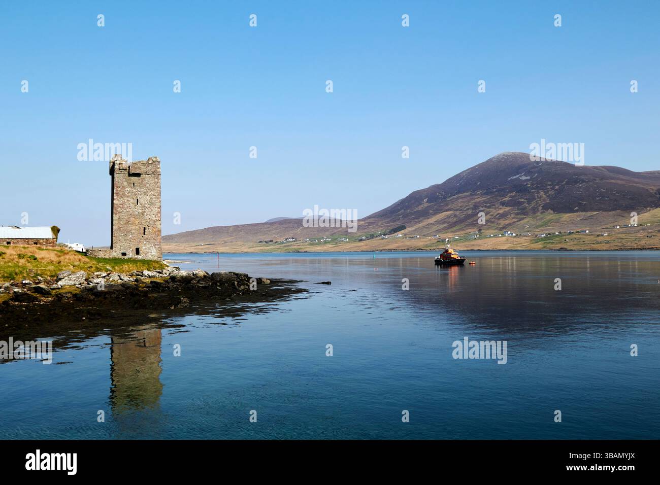 château de kildavnet connu sous le nom de caislean ghrainne ou grace omalleys maison de tour de château sur l'île d'achill surplombant achill sound avec corraun hill dans la ba Banque D'Images