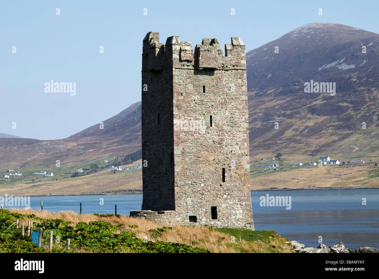 château de kildavnet connu sous le nom de caislean ghrainne ou grace omalleys maison de tour de château sur l'île d'achill surplombant achill sound avec corraun hill dans la ba Banque D'Images