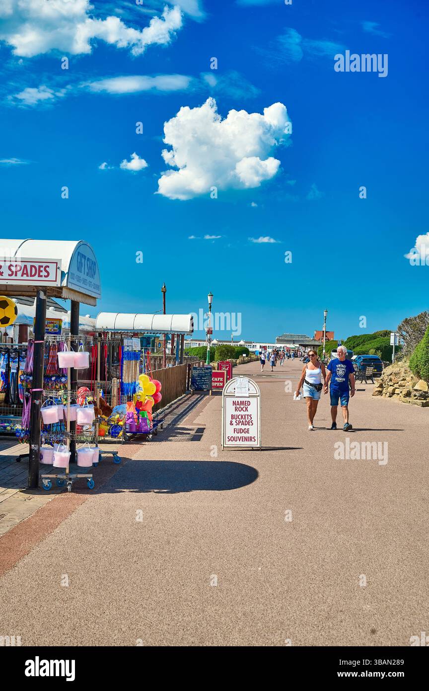 Chaude journée ensoleillée sur la Promenade à St Annes, Royaume-Uni Banque D'Images