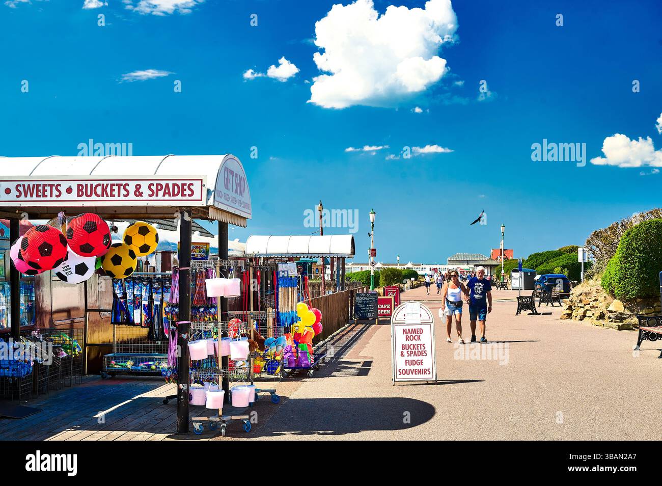 Chaude journée ensoleillée sur la Promenade à St Annes, Royaume-Uni Banque D'Images