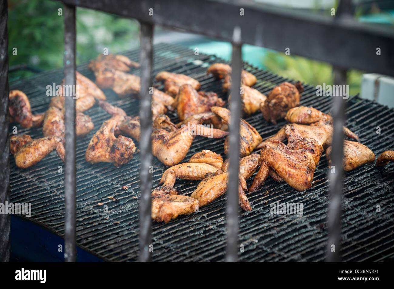 Le poulet cuit au restaurant grill en plein air dans le quartier de l'Observatoire, connu pour sa scène bohème et artistique. Cape Town, Afrique du Sud. Banque D'Images