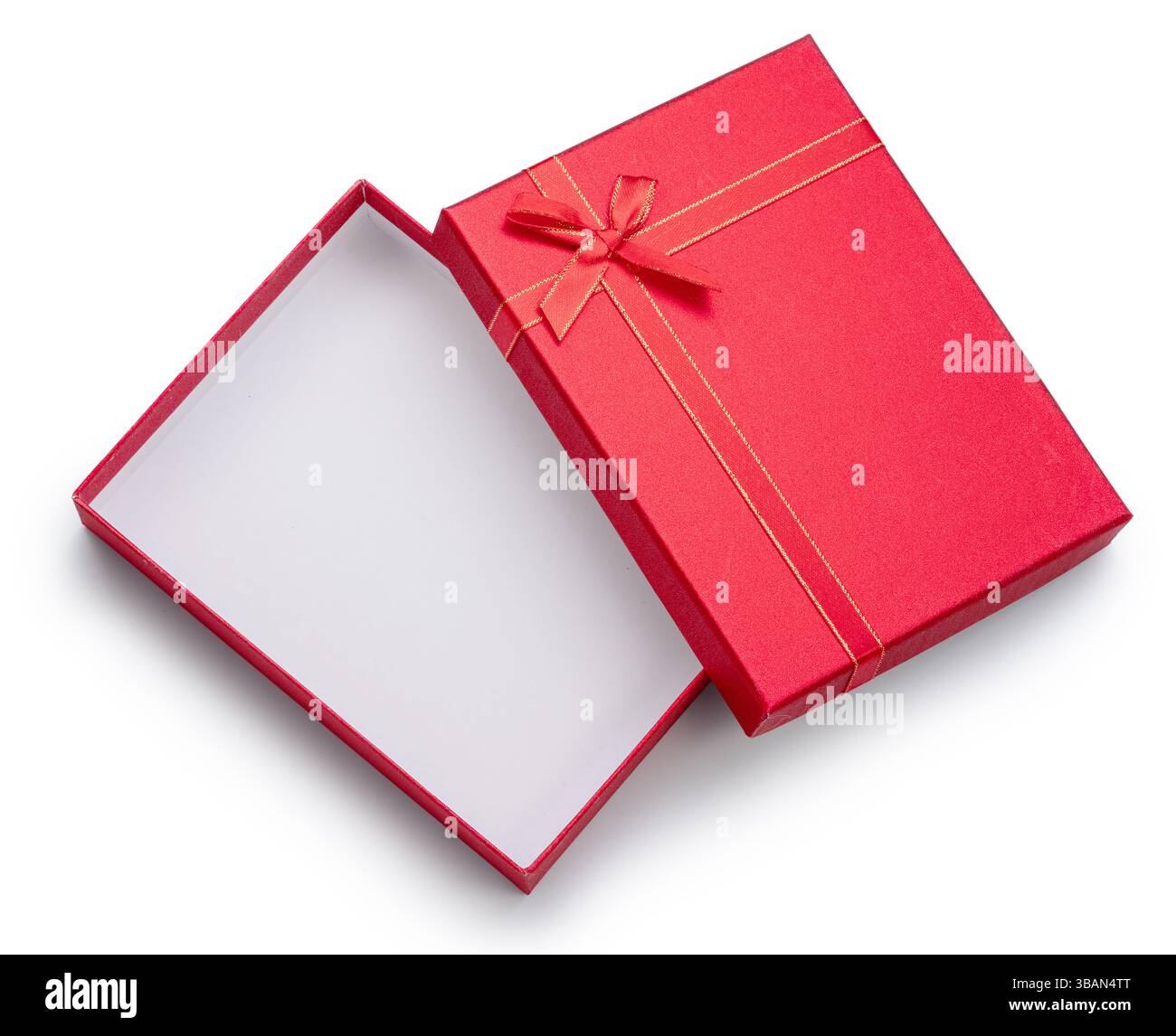 Boîte cadeau basse rouge ouverte et couvercle avec noeud en satin, vue de dessus, isolé sur fond blanc. Le fichier contient un chemin de détourage. Banque D'Images