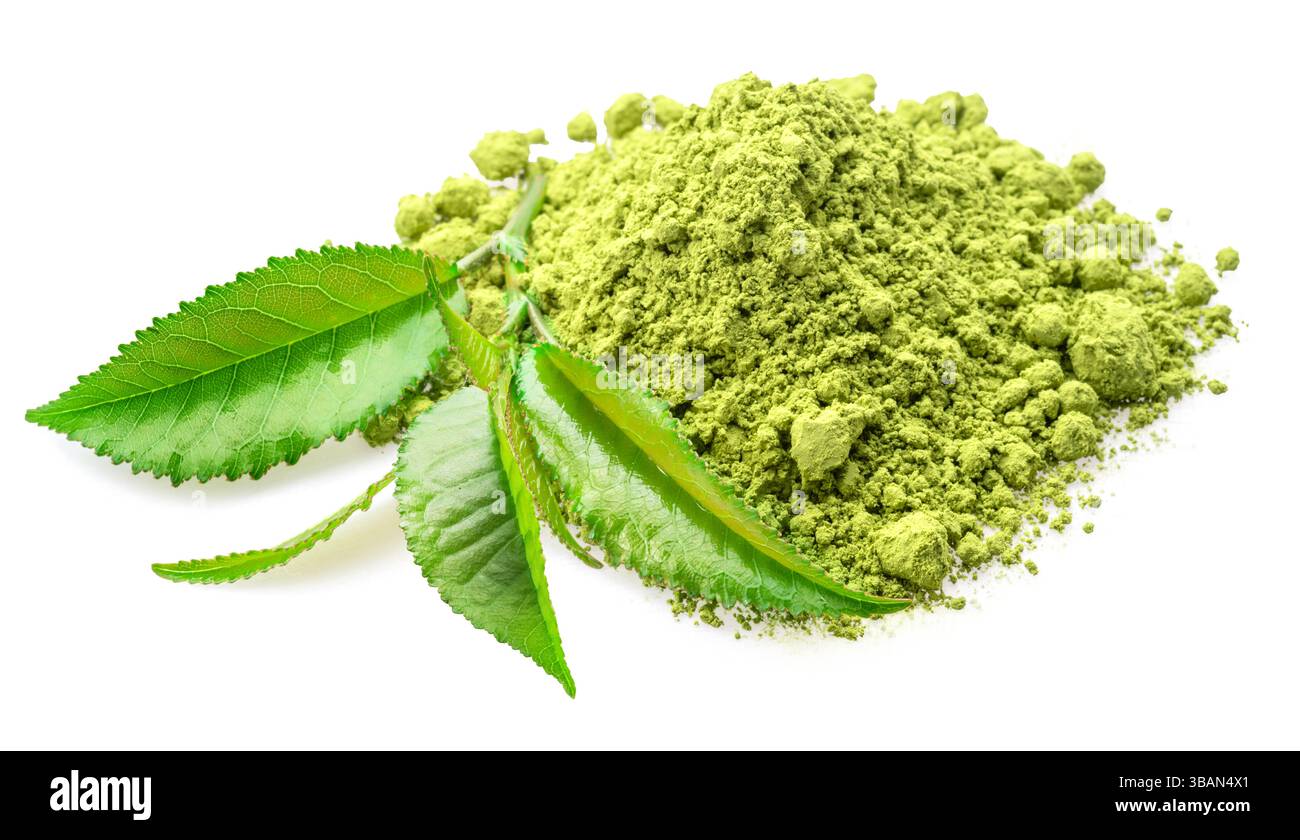Thé Matcha, poudre finement moulue et feuilles de thé vert sur fond blanc. Le fichier contient un chemin de détourage. Banque D'Images