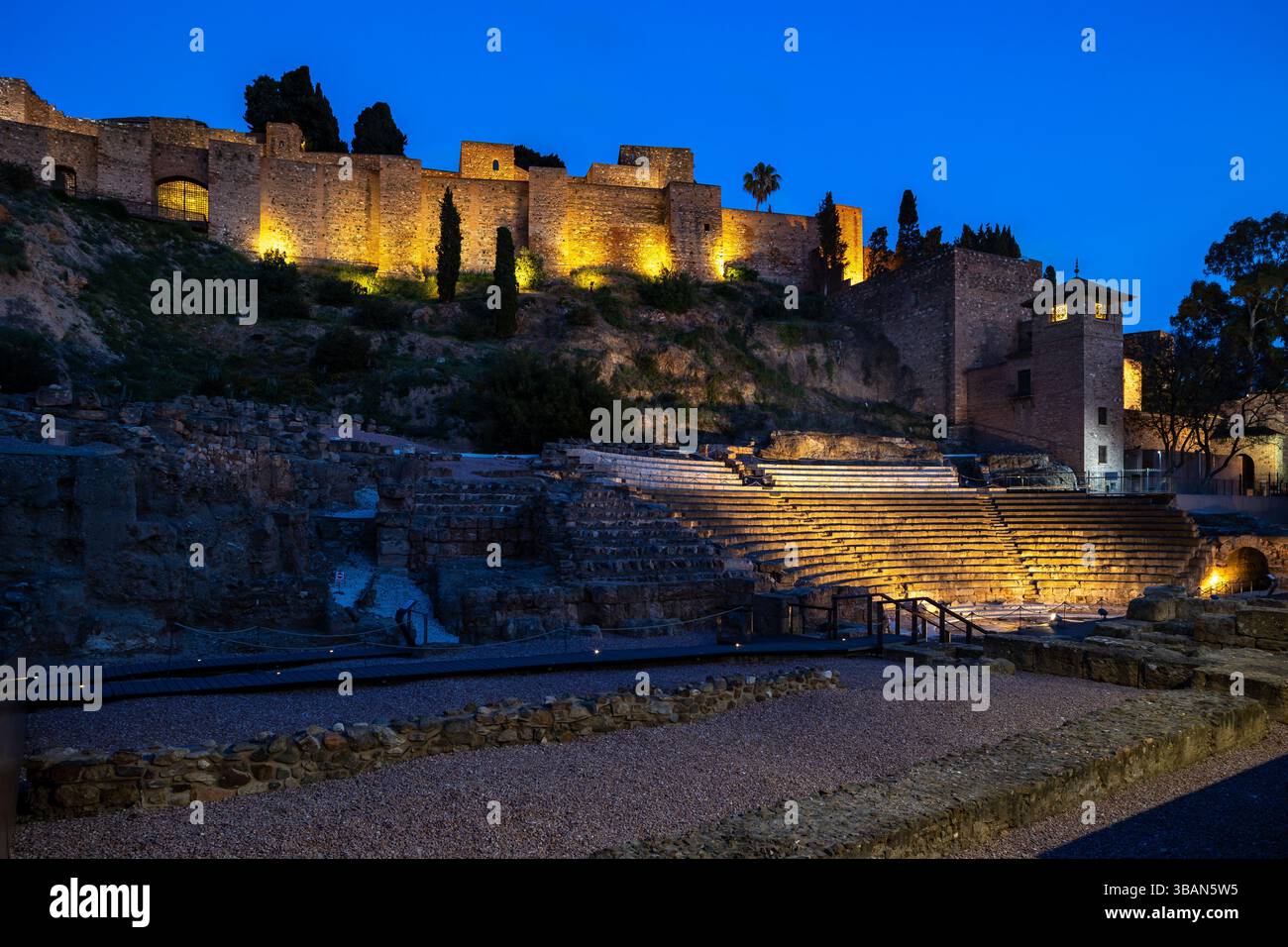Le Teatro Romano avec la forteresse Alcazaba à Malaga, Espagne Banque D'Images