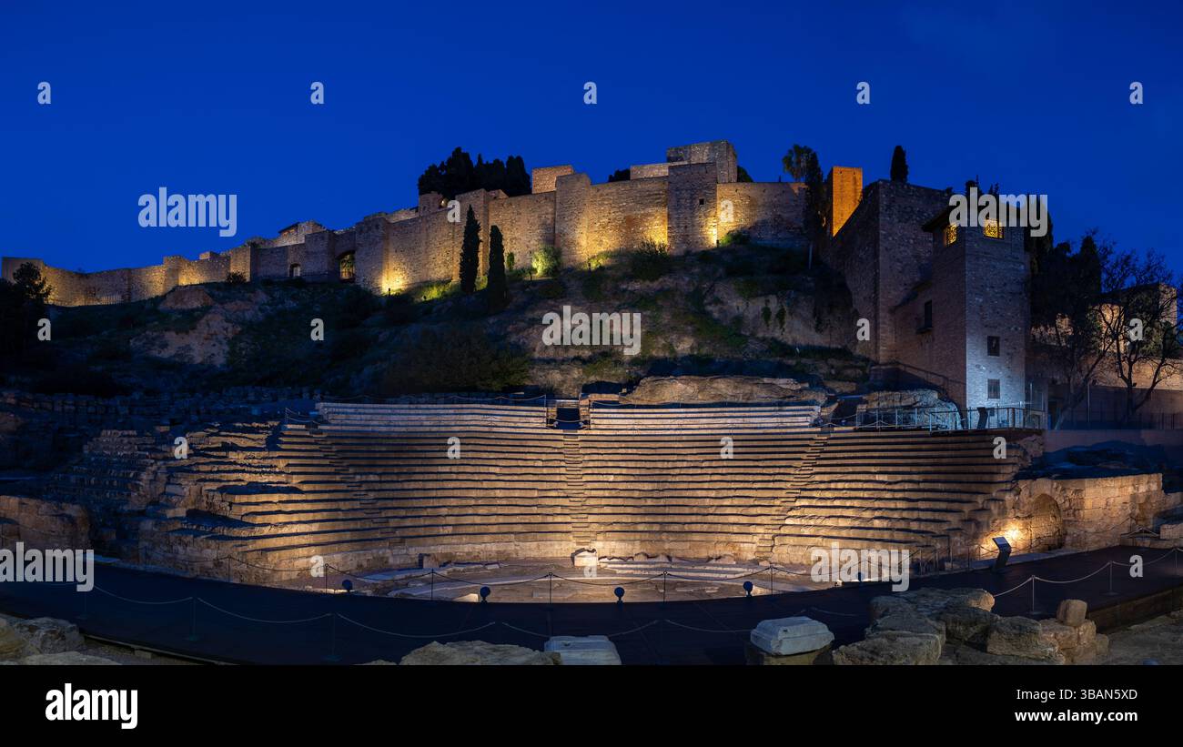 Le Teatro Romano avec la forteresse Alcazaba à Malaga, Espagne Banque D'Images
