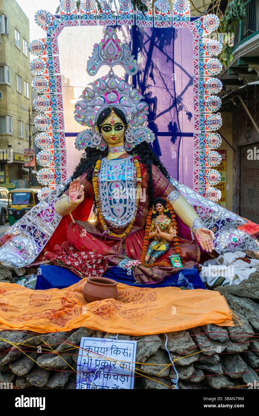 Effigie de la divinité hindoue perchée sur un tas de bouse de vache séchée, attendant d'être brûlée pendant le festival hindou de holi. Banque D'Images