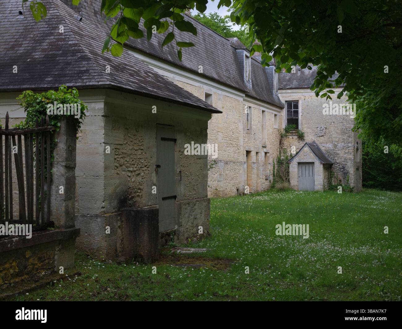 Dépendance près du Château du haut au domaine de Villarceaux, Val d'Oise, France Banque D'Images