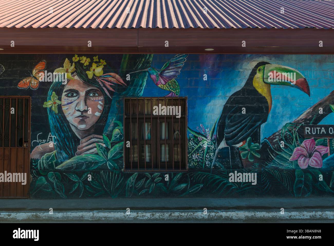 Maison avec une peinture murale représentant une scène tropicale à San Marcos de Colon, département de Chaluteca, Honduras. Banque D'Images