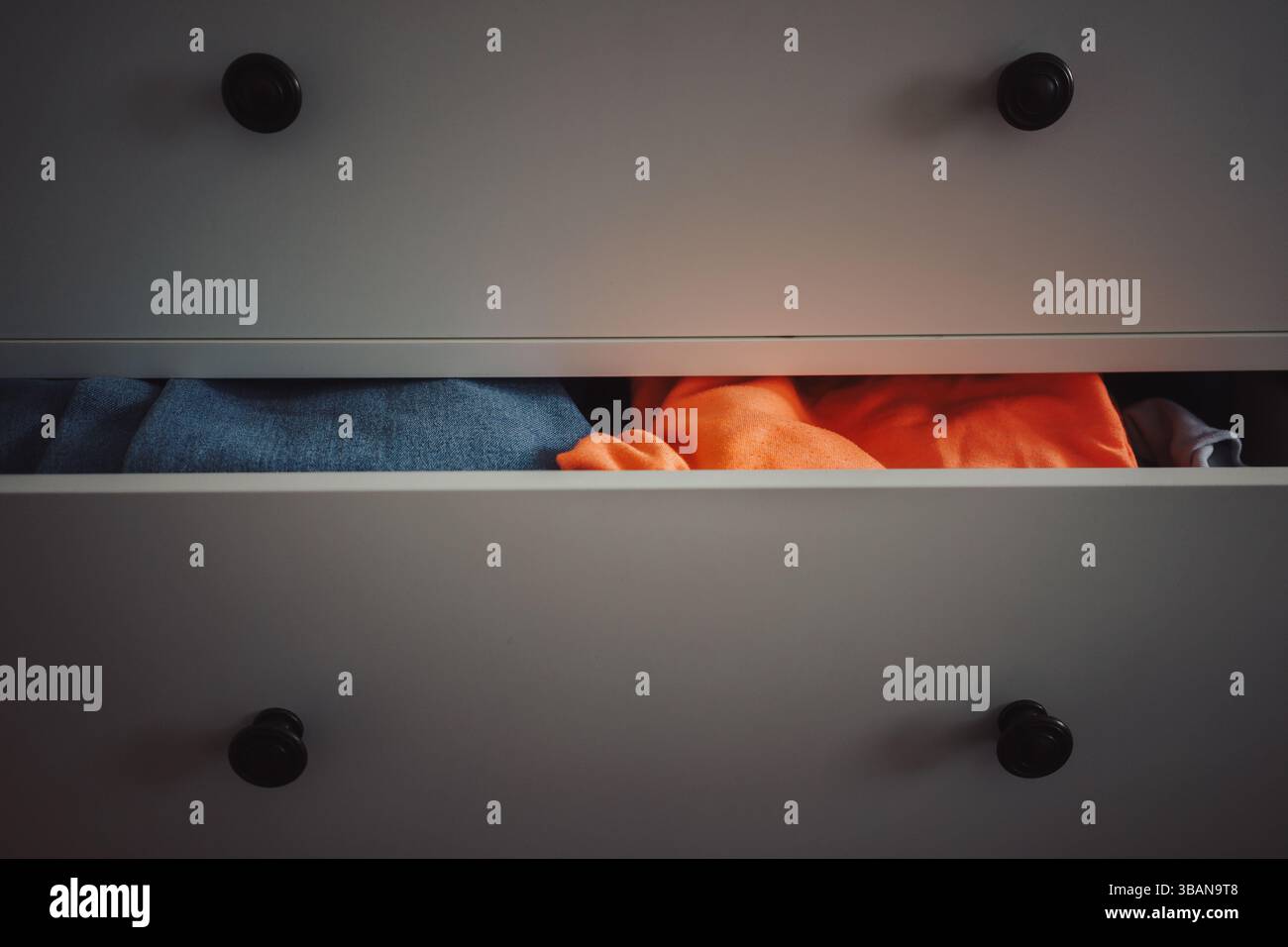 Tiroir semi-ouvert avec des choses, composition abstraite. Banque D'Images