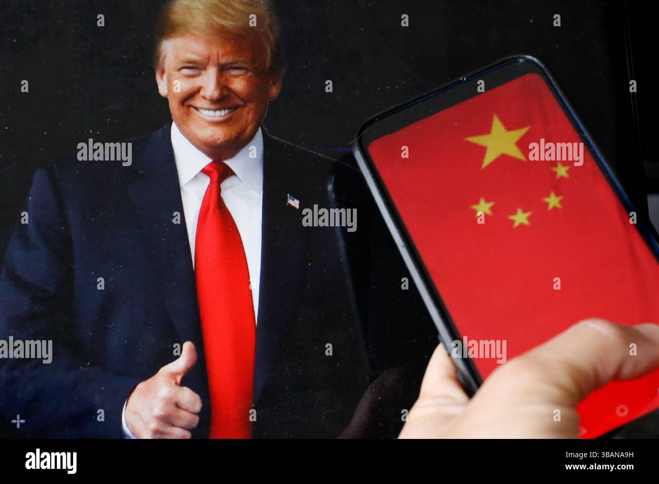 Dans cette illustration photo, le portrait du président américain Donald Trump et un panneau « tarifs » sont montrés sur un écran d'ordinateur contre un drapeau national chinois affiché sur un écran de téléphone portable alors que l'administration américaine et chinoise a accepté de réduire les tarifs pour une période de 90 jours - 12 mai 2025. Banque D'Images