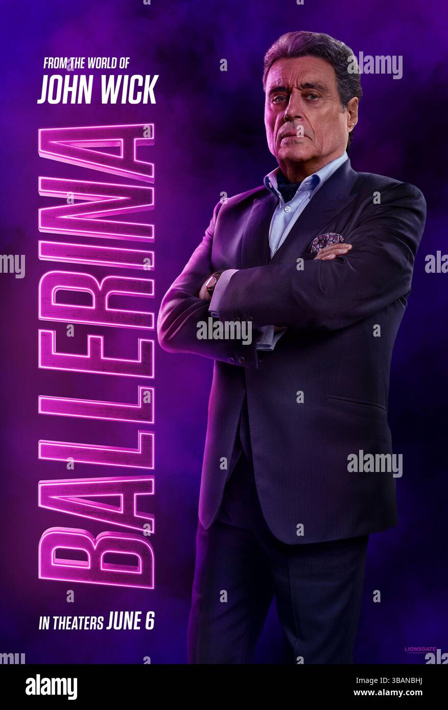 Ballerina (2025) réalisé par Len Wiseman et mettant en vedette Ian McShane dans le rôle de Winston Scott. Le manager énigmatique du New York Continental, Winston est une figure clé du monde criminel, guidant Eve et la connectant aux Ruska Roma. Affiche de personnage AMÉRICAINE À USAGE ÉDITORIAL EXCLUSIF. Crédit : BFA / Lionsgate Banque D'Images