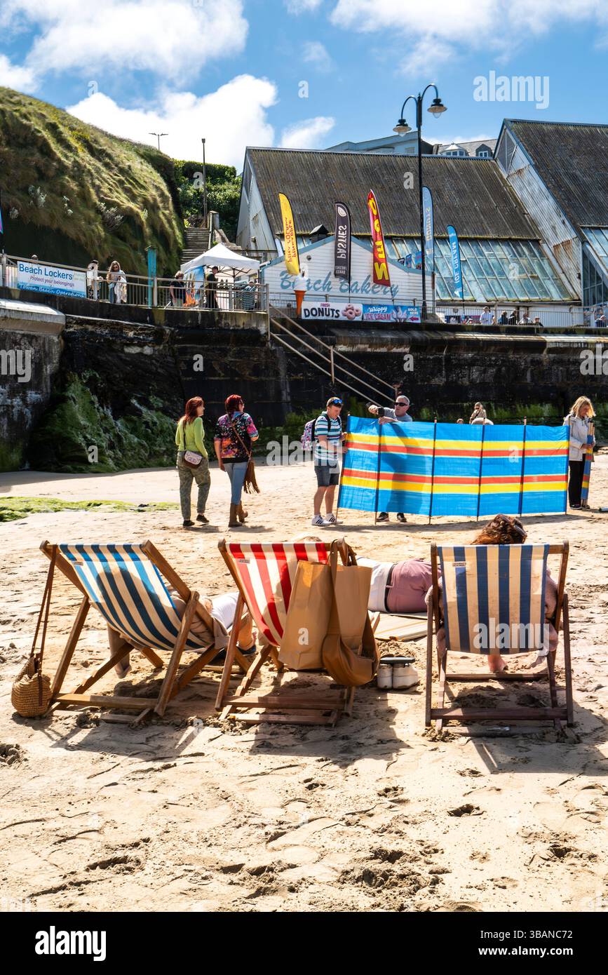 Vacanciers se relaxant sur la plage de Towan à Newquay en Cornouailles au Royaume-Uni. Banque D'Images