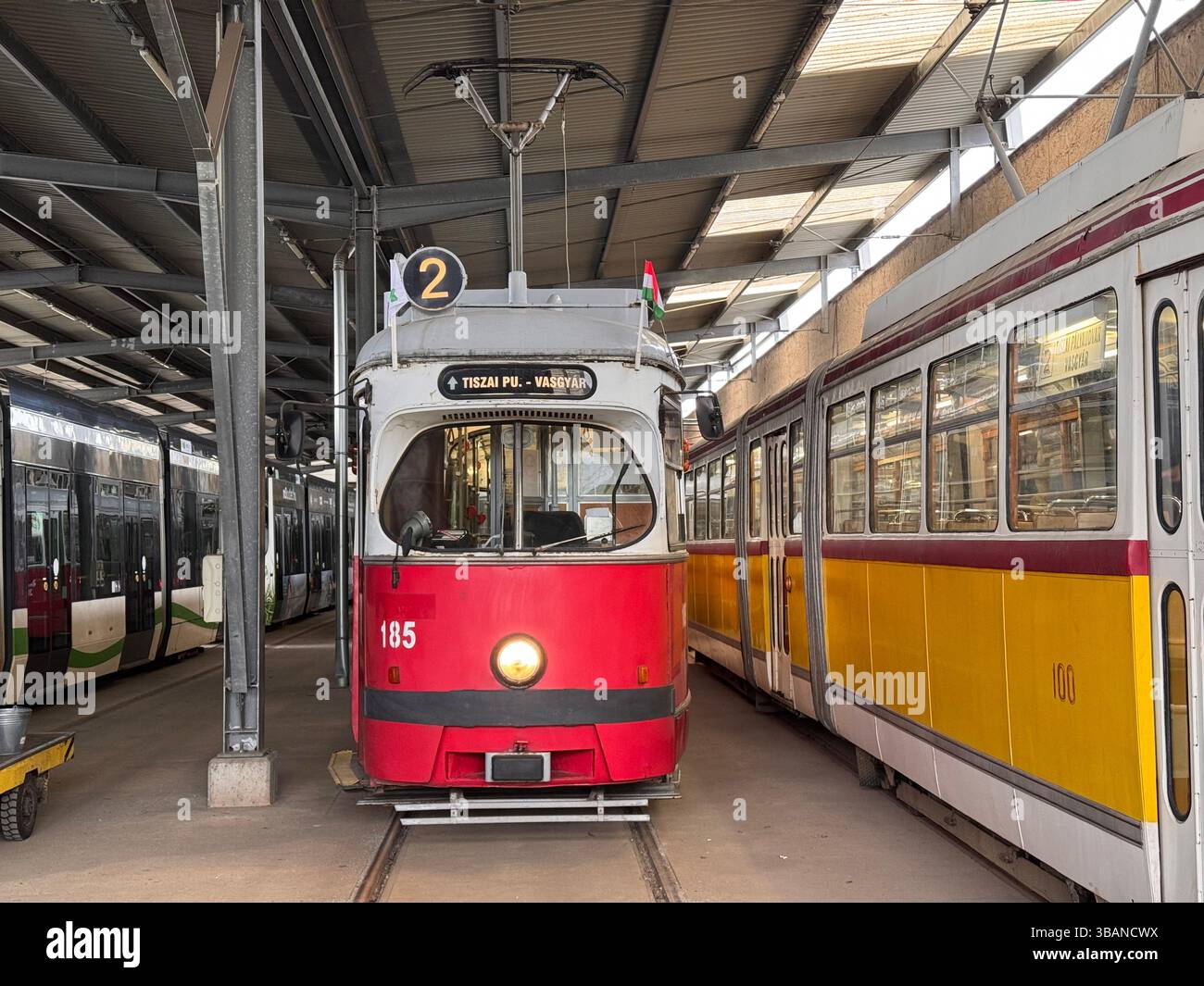 Un tramway SGP E1 sur le garage Miskolc - Image de stock capturée avec un smartphone
