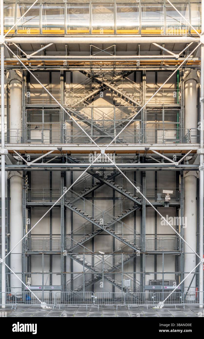 Paris, France - 05 12 2025 : Centre Pompidou : vue détaillée de la façade du bâtiment métallique Banque D'Images