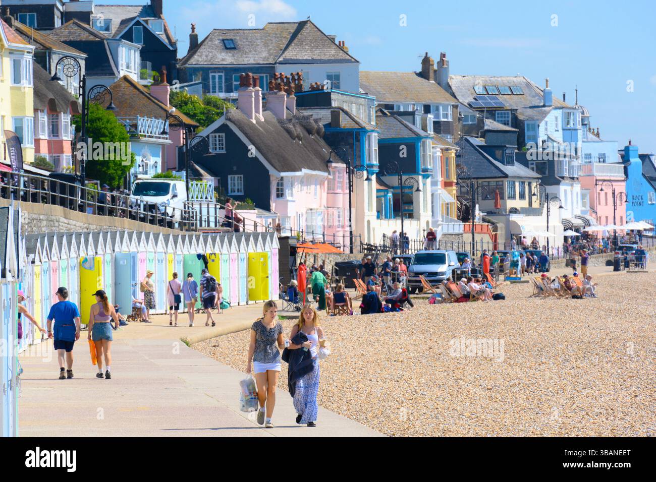 Lyme Regis, Dorset, Royaume-Uni. 13 mai 2025. Météo britannique. Les gens étaient dehors et à peu près tôt pour profiter du soleil chaud grésillant et du ciel bleu à la station balnéaire de Lyme comme le temps glorieux revient après un début de semaine humide et tonnerre. La haute pression devrait dominer bien au cours de la semaine prochaine, apportant beaucoup de temps chaud et ensoleillé. Crédit : Celia McMahon/Alamy Live News Banque D'Images