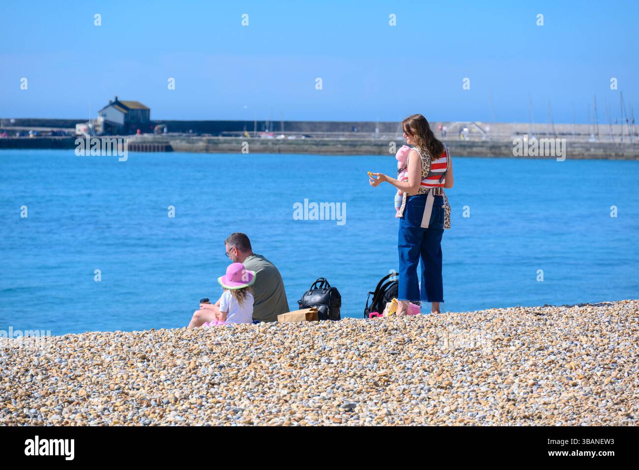 Lyme Regis, Dorset, Royaume-Uni. 13 mai 2025. Météo britannique. Les gens étaient dehors et à peu près tôt pour profiter du soleil chaud grésillant et du ciel bleu à la station balnéaire de Lyme comme le temps glorieux revient après un début de semaine humide et tonnerre. La haute pression devrait dominer bien au cours de la semaine prochaine, apportant beaucoup de temps chaud et ensoleillé. Crédit : Celia McMahon/Alamy Live News Banque D'Images