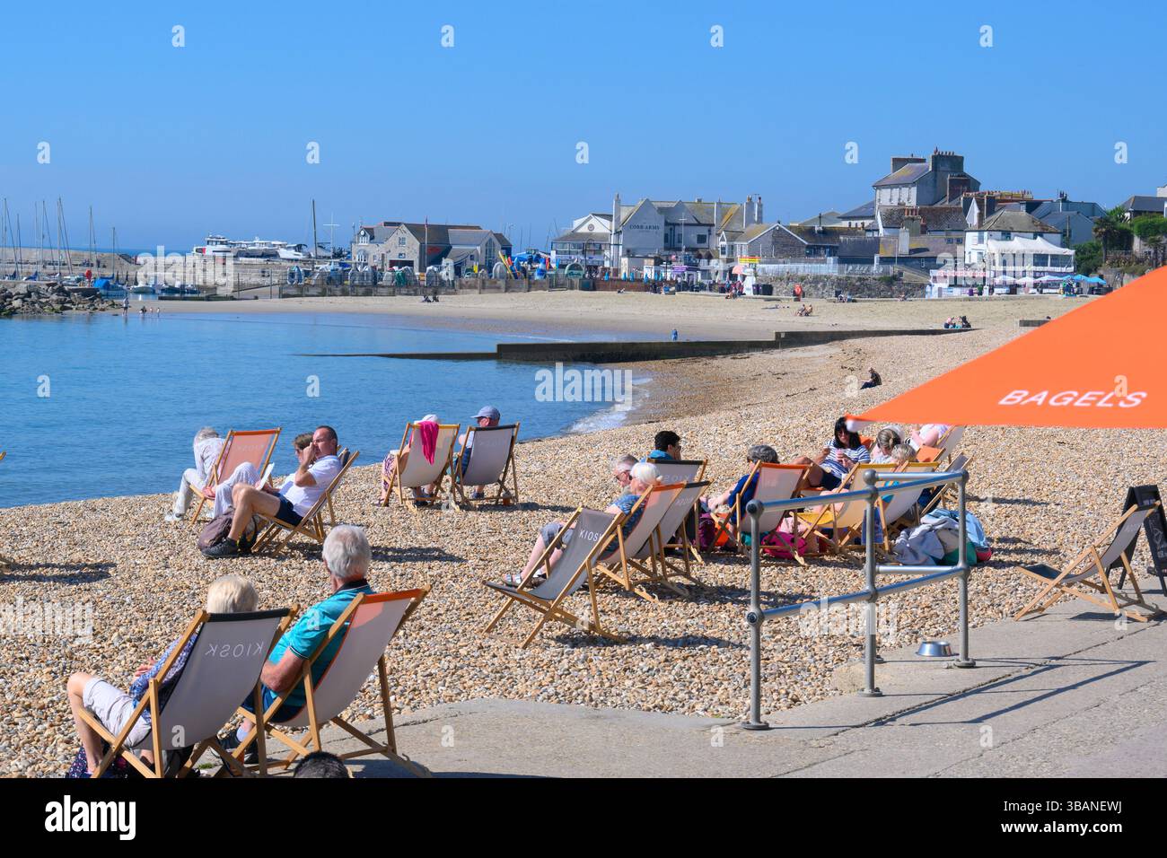 Lyme Regis, Dorset, Royaume-Uni. 13 mai 2025. Météo britannique. Les gens étaient dehors et à peu près tôt pour profiter du soleil chaud grésillant et du ciel bleu à la station balnéaire de Lyme comme le temps glorieux revient après un début de semaine humide et tonnerre. La haute pression devrait dominer bien au cours de la semaine prochaine, apportant beaucoup de temps chaud et ensoleillé. Crédit : Celia McMahon/Alamy Live News Banque D'Images