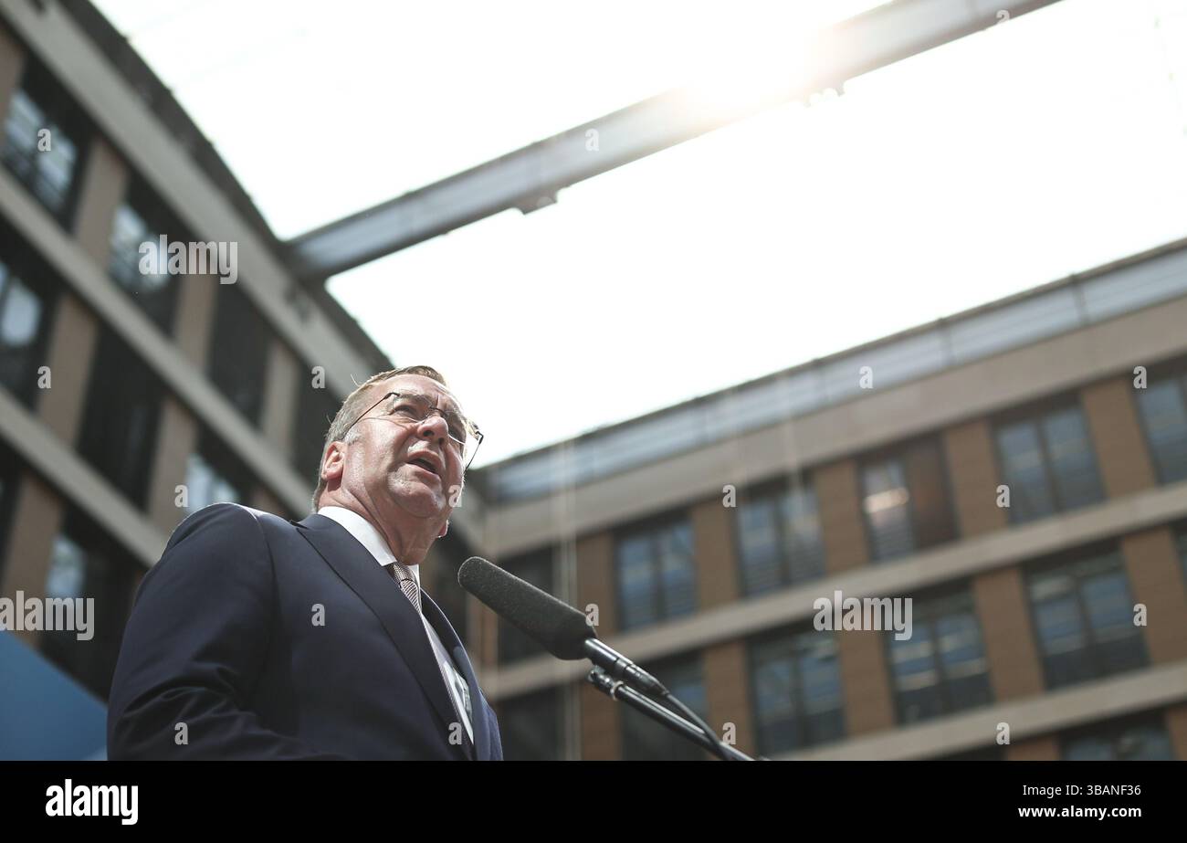 Berlin, Allemagne. 13 mai 2025. Boris Pistorius (SPD), ministre fédéral de la Défense, prend la parole lors de la réunion ministérielle des Nations Unies sur le maintien de la paix 2025. La conférence, organisée par le Ministère fédéral des Affaires étrangères et le Ministère fédéral de la Défense en étroite coopération avec les Nations Unies, réunit des représentants de plus de 130 pays pour discuter de l'avenir des missions de maintien de la paix de l'ONU. Crédit : Hannes P Albert/dpa/Alamy Live News Banque D'Images