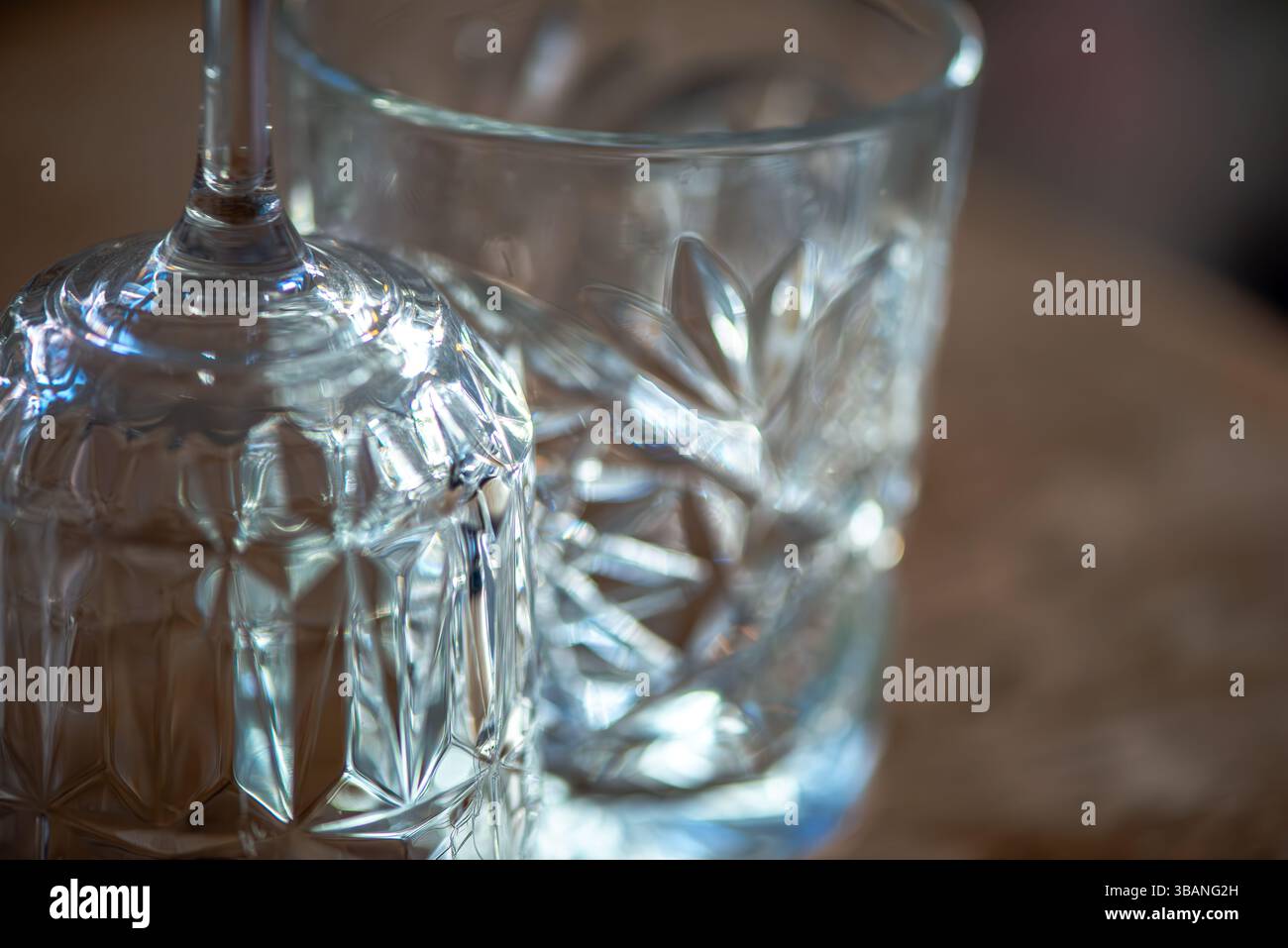 Une image en gros plan haute résolution capturant la texture complexe et les reflets sur une surface de verre. Banque D'Images