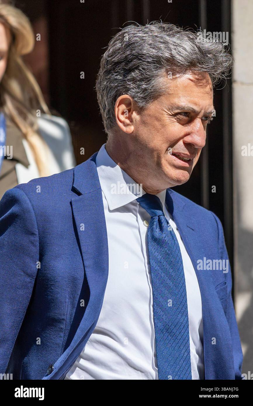 Londres, Royaume-Uni. 13 mai 2025. Le secrétaire à l'énergie Ed Miliband quitte le 10 Downing Street après une réunion du Cabinet. Hier, le premier ministre a annoncé des plans de contrôle de l'immigration. Crédit : Marcin Nowak/Alamy Live News Banque D'Images