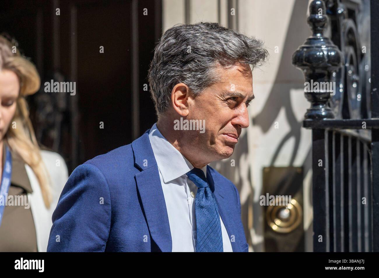Londres, Royaume-Uni. 13 mai 2025. Le secrétaire à l'énergie Ed Miliband quitte le 10 Downing Street après une réunion du Cabinet. Hier, le premier ministre a annoncé des plans de contrôle de l'immigration. Crédit : Marcin Nowak/Alamy Live News Banque D'Images