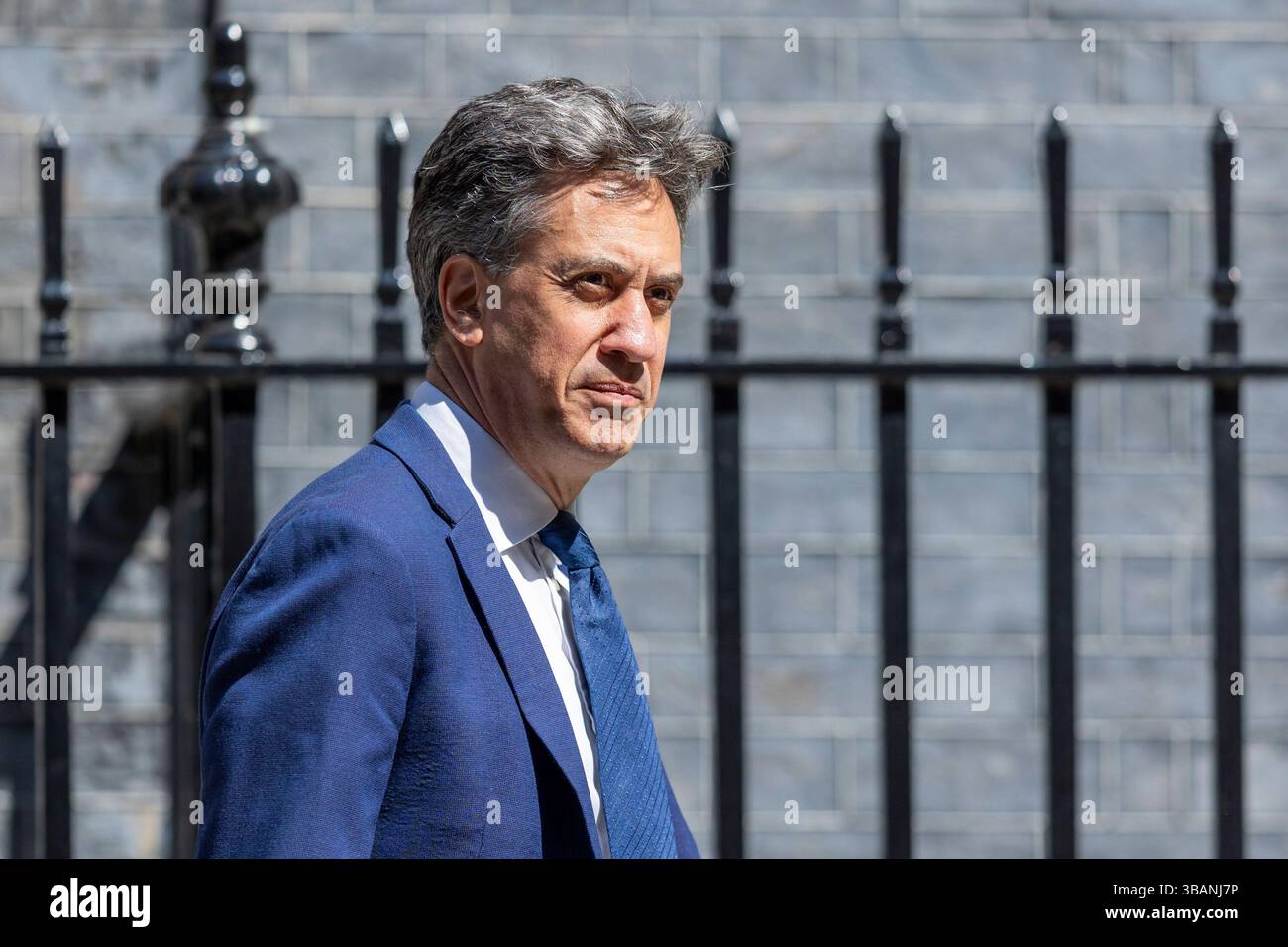 Londres, Royaume-Uni. 13 mai 2025. Le secrétaire à l'énergie Ed Miliband quitte le 10 Downing Street après une réunion du Cabinet. Hier, le premier ministre a annoncé des plans de contrôle de l'immigration. Crédit : Marcin Nowak/Alamy Live News Banque D'Images