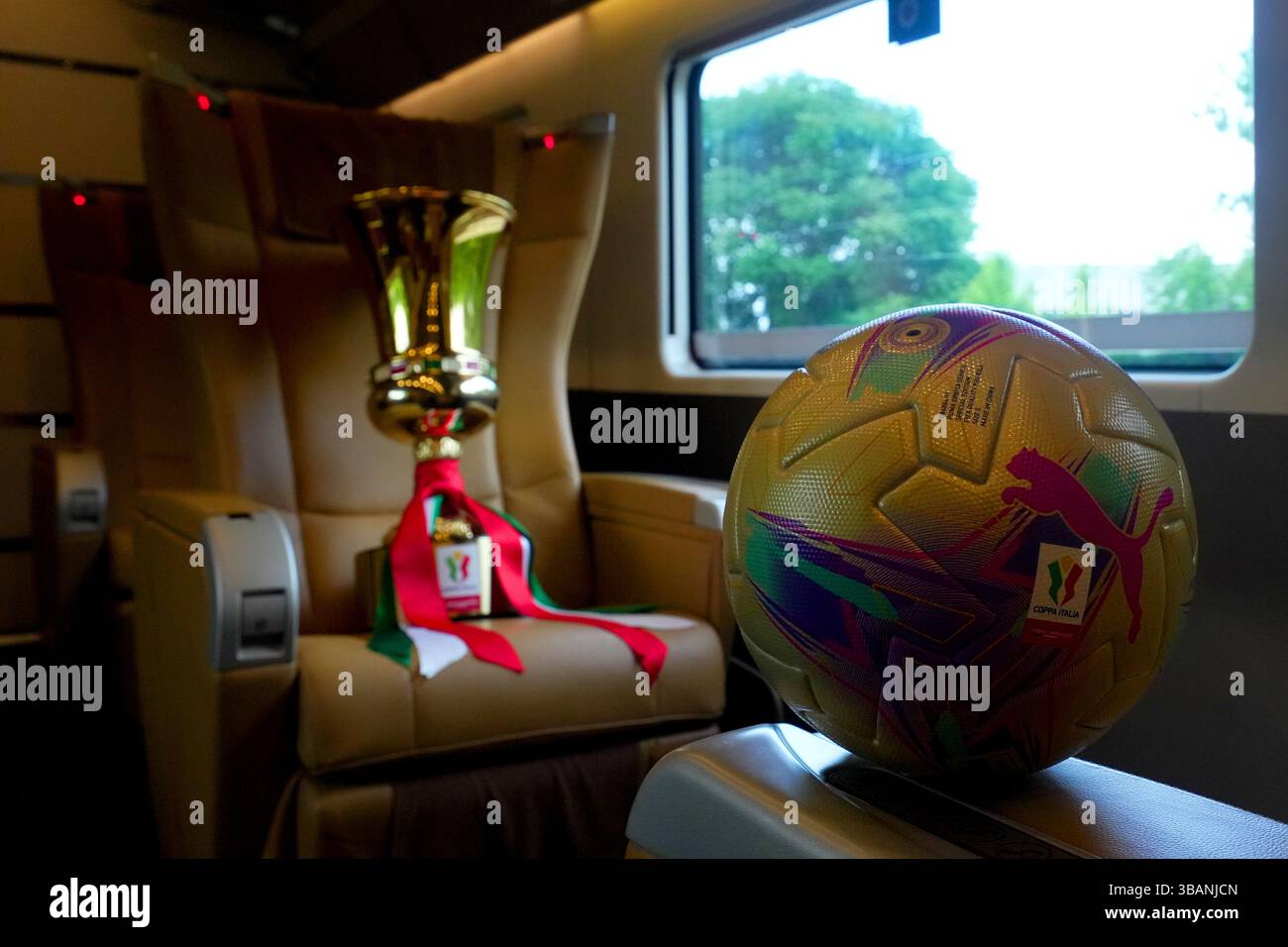 Roma, Italie. 13 mai 2025. Le trophée pendant le voyage en train la veille du match de finale de la Coupe d'Italie entre Milan et Bologne au stade olympique de Rome, en Italie. Mardi 13 mai 2025. Sport Soccer (photo de Spada/LaPresse) crédit : LaPresse/Alamy Live News Banque D'Images
