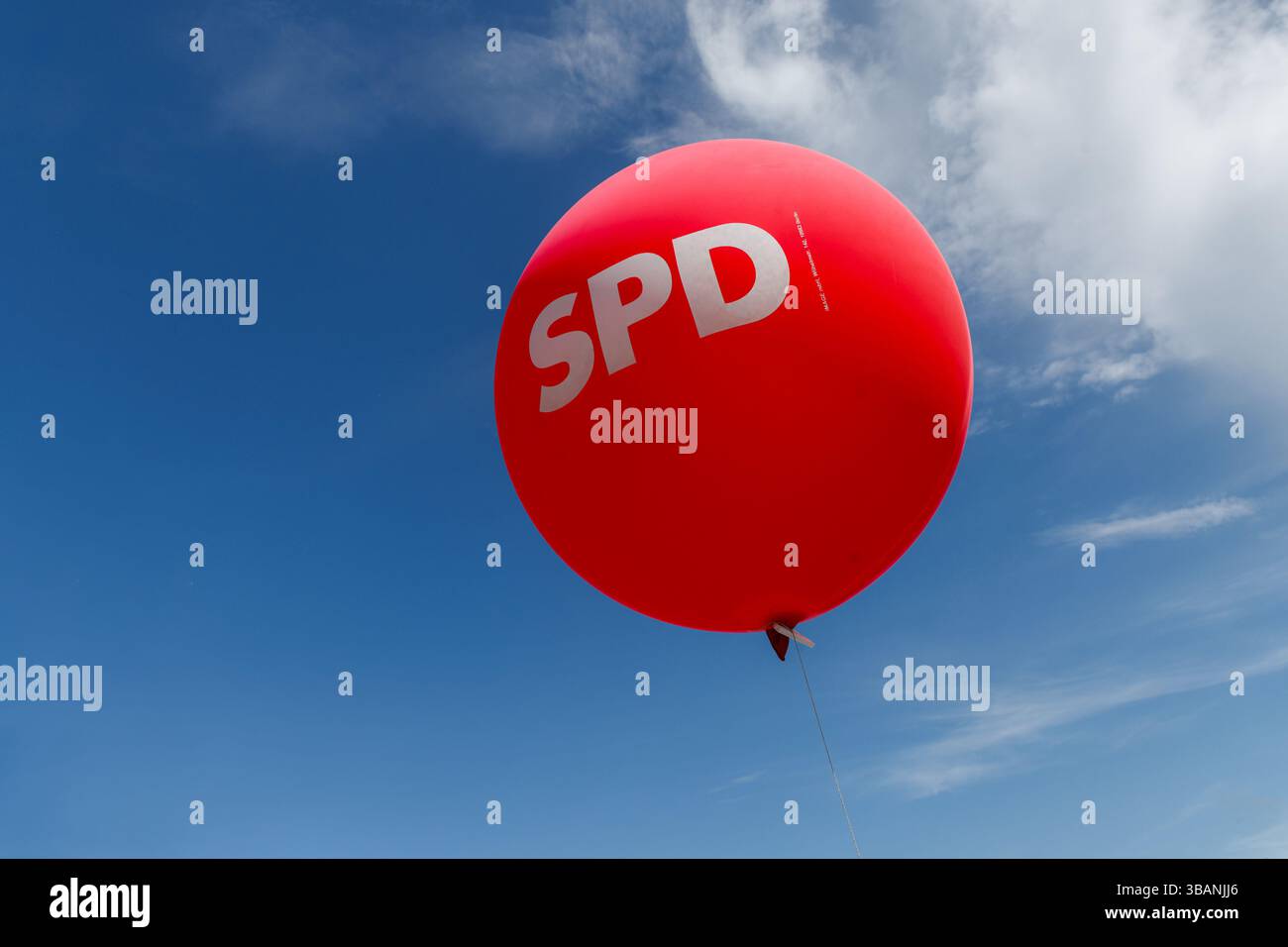 Husum, Allemagne. 10 mai 2025. Un ballon avec le logo « SPD » flotte devant un ciel bleu. Crédit : Markus Scholz/dpa/Alamy Live News Banque D'Images
