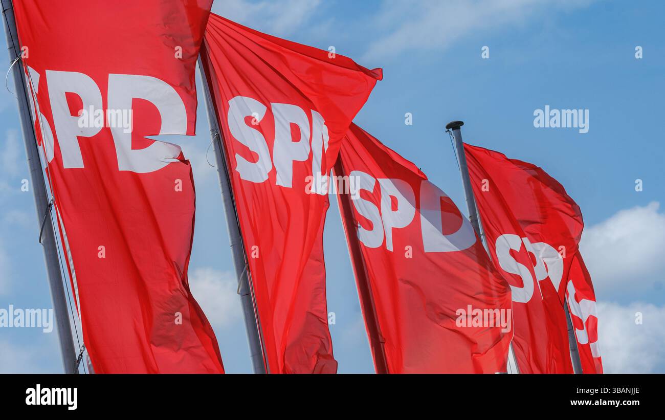 Husum, Allemagne. 11 mai 2025. Drapeaux avec le logo « SPD » ondulant sur un ciel bleu. Crédit : Markus Scholz/dpa/Alamy Live News Banque D'Images