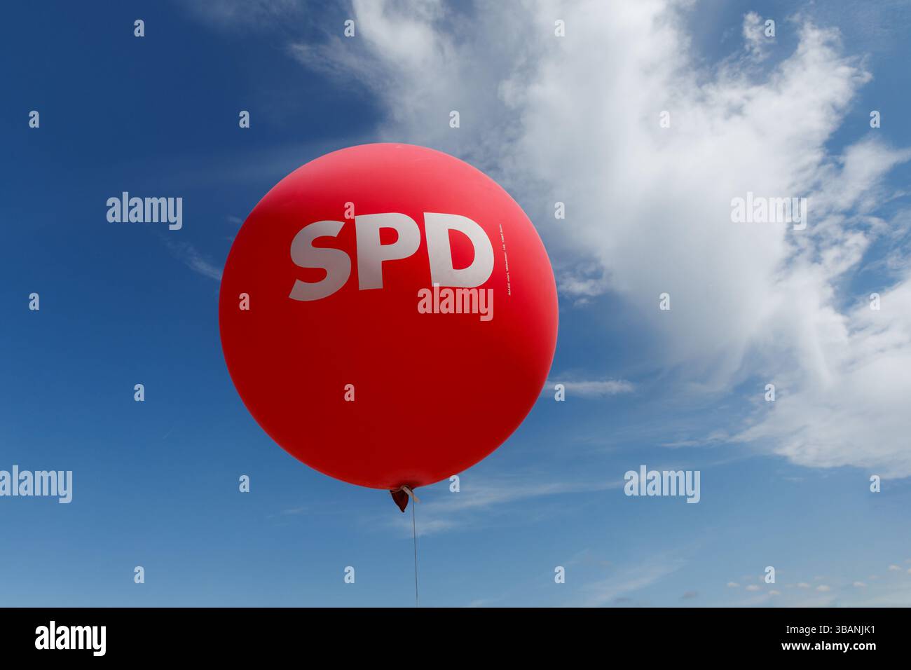 Husum, Allemagne. 10 mai 2025. Un ballon avec le logo « SPD » flotte devant un ciel bleu. Crédit : Markus Scholz/dpa/Alamy Live News Banque D'Images