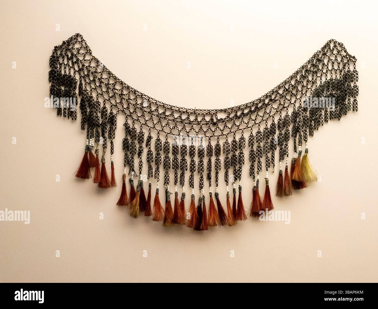 Collier féminin, culture Bukidnon, Mindanao, 19ème siècle, métal et perles en crin de cheval, Musée National d'Anthropologie, Madrid, Espagne Banque D'Images