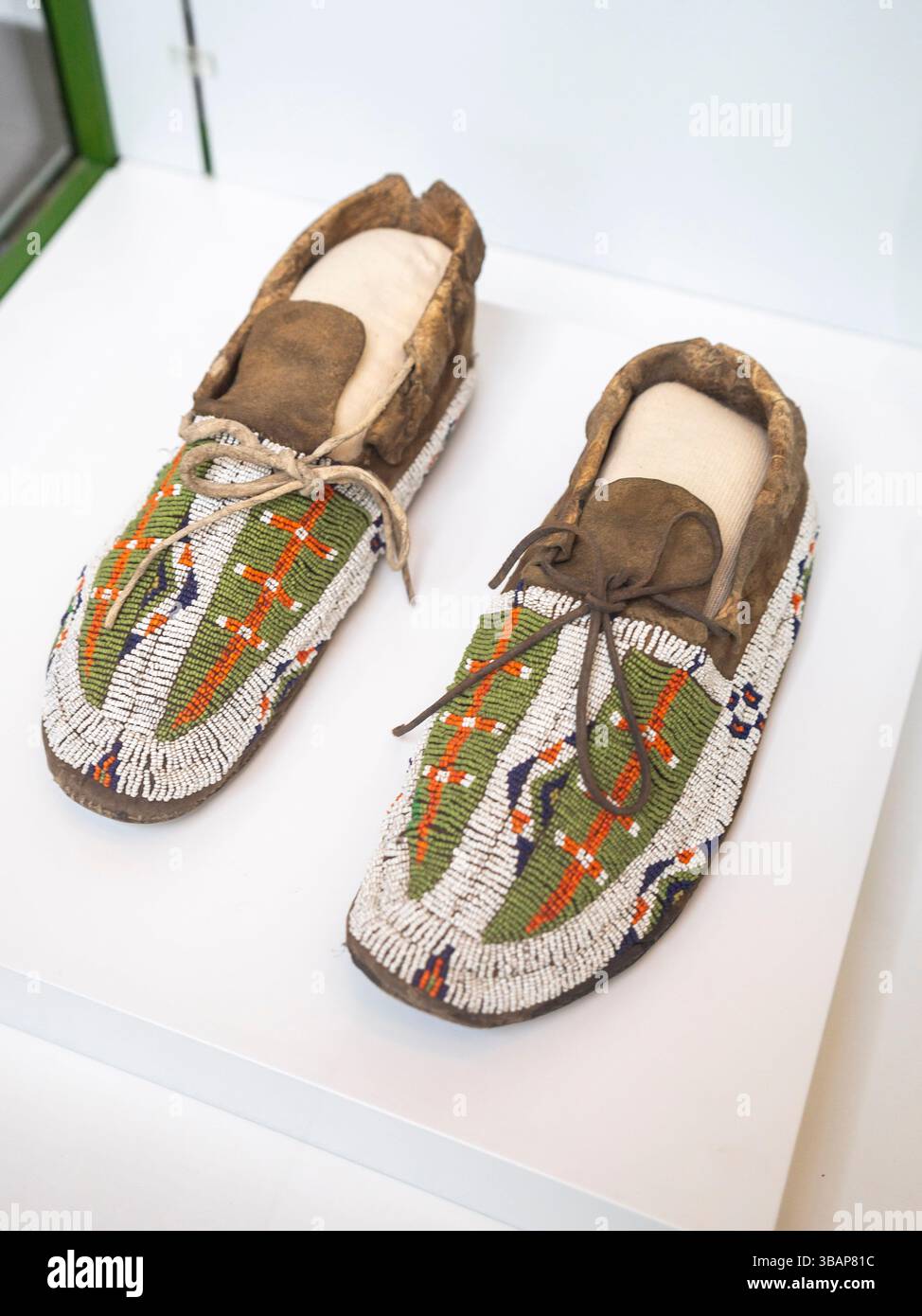 Mocassins indiens amérindiens, culture Lakota (Teton Sioux), Great Plains USA, 1900-1923, cuir, perles de verre, filet de vis Banque D'Images