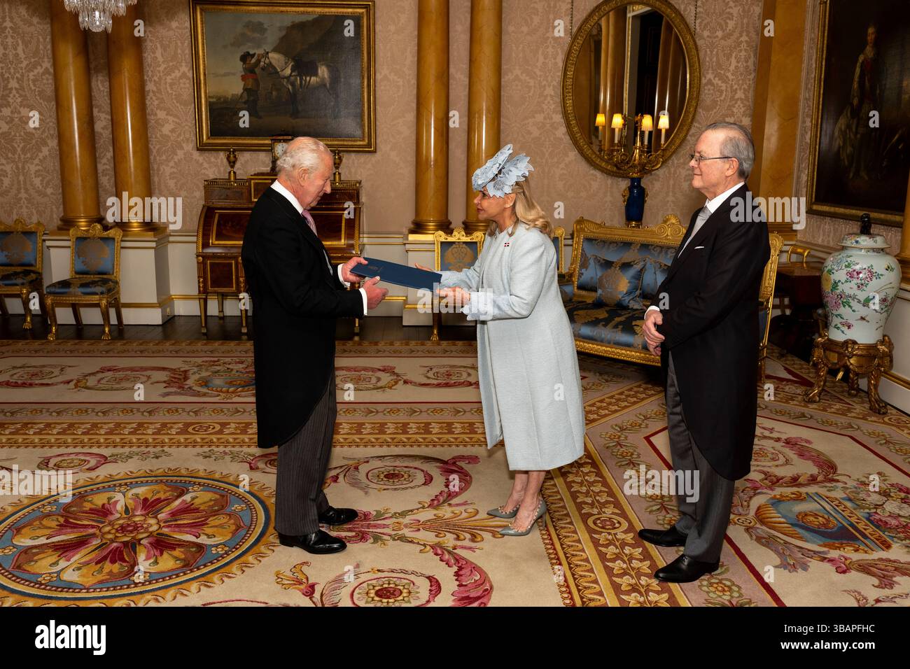 Ambassadrice de la République dominicaine son Excellence M.S. Rosa Margarita Hernandez Caamano de Grullon, accompagnée de Mr. Manuel Grullon, présente ses lettres de créance au roi Charles III lors d’une audience privée au Palais de Buckingham, à Londres. Date de la photo : mardi 13 mai 2025. Banque D'Images