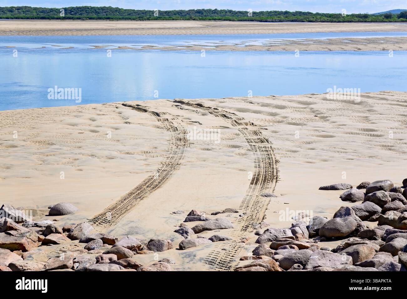 Traces de pneus dans le sable menant à l'océan, plage 4WD 4x4, voyage d'aventure, vacances de week-end, Australie Banque D'Images
