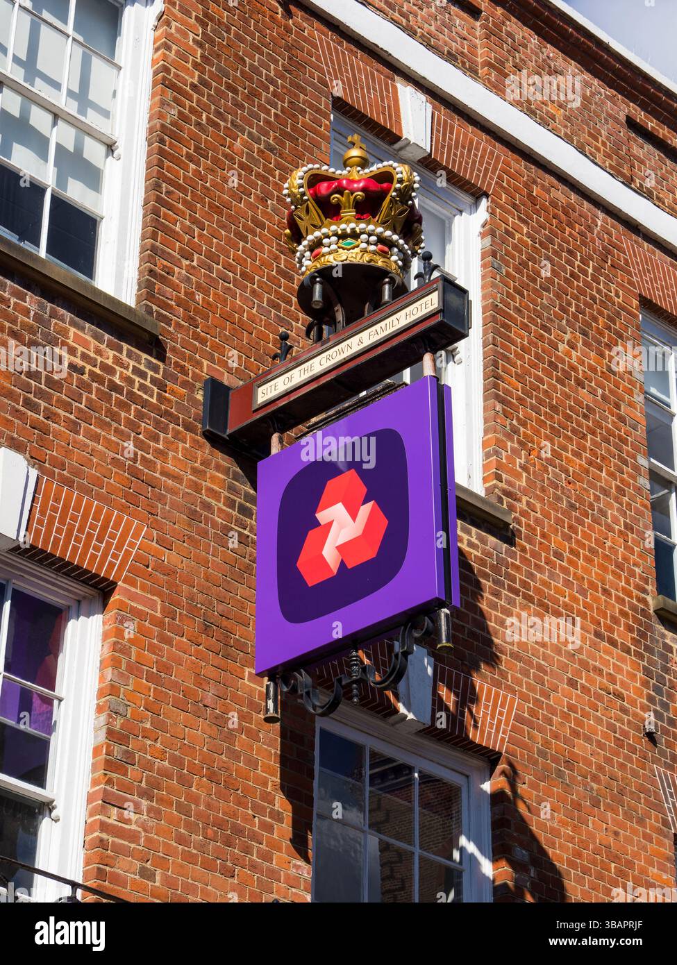 NatWest Bank Sign, site of the Crown and Family Hotel, Guildford High Street, Guildford, Surrey, Angleterre, UK, GB. Banque D'Images