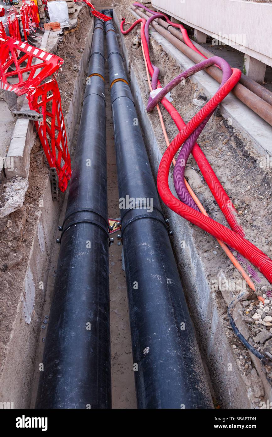 Pose de nouvelles conduites d'eau de grand diamètre dans le sol dans la ville. Banque D'Images
