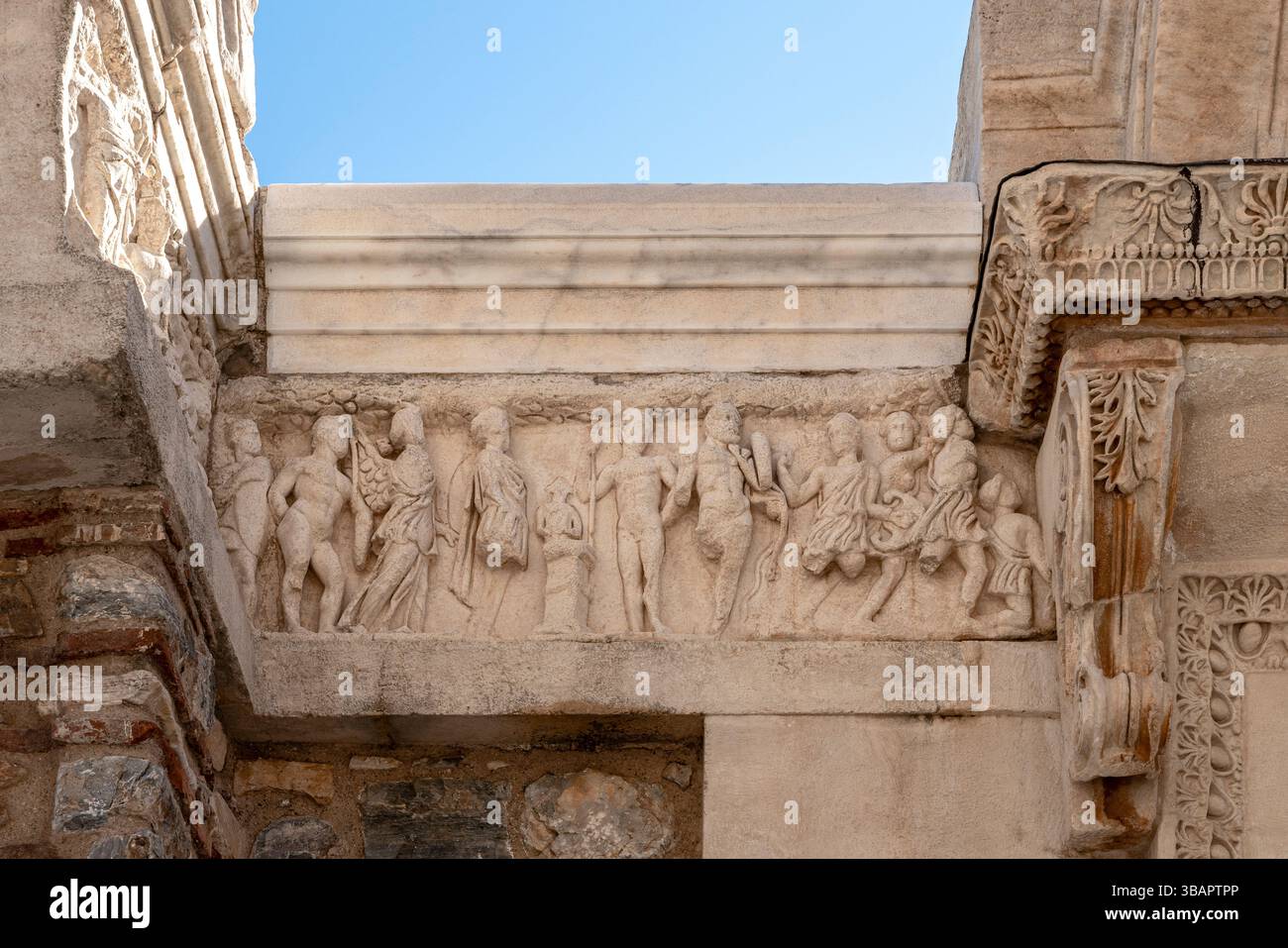 Frise sur le temple d'Hadrien à Éphèse, sculptée avec des scènes mythologiques et des figures impériales dans la sculpture en relief romaine vivante. Banque D'Images