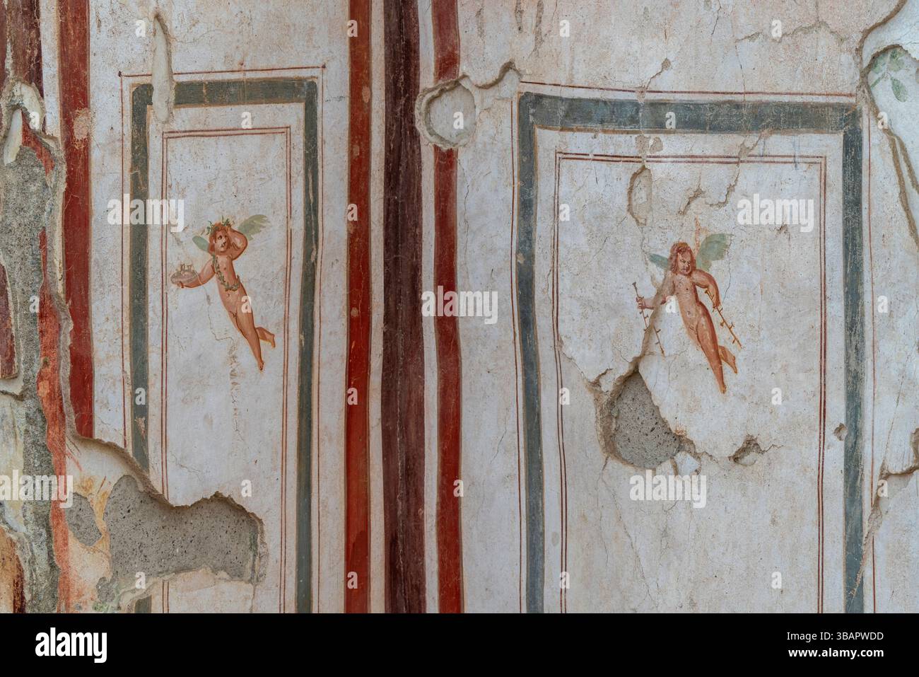 Maisons en terrasse, Éphèse – panneaux muraux peints avec des figures dansantes et des bandes verticales rouges, reflétant la tradition décorative romaine dans les maisons privées. Banque D'Images