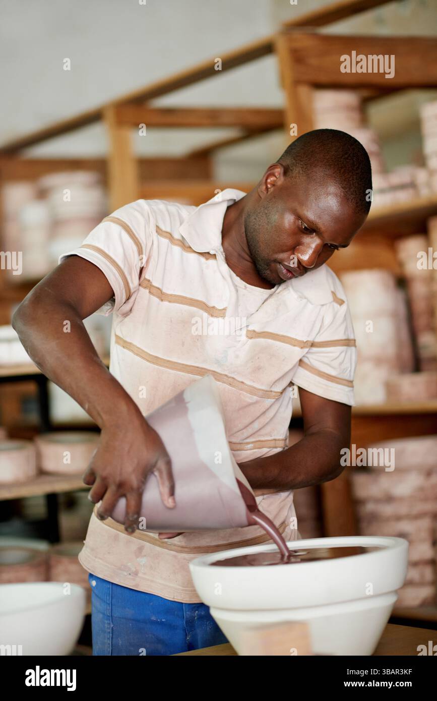 Poterie, atelier et homme noir avec peinture pour créatif, art ou passe-temps avec fabrication de sculpture. Artisanat, petite entreprise et céramiste africain avec Banque D'Images