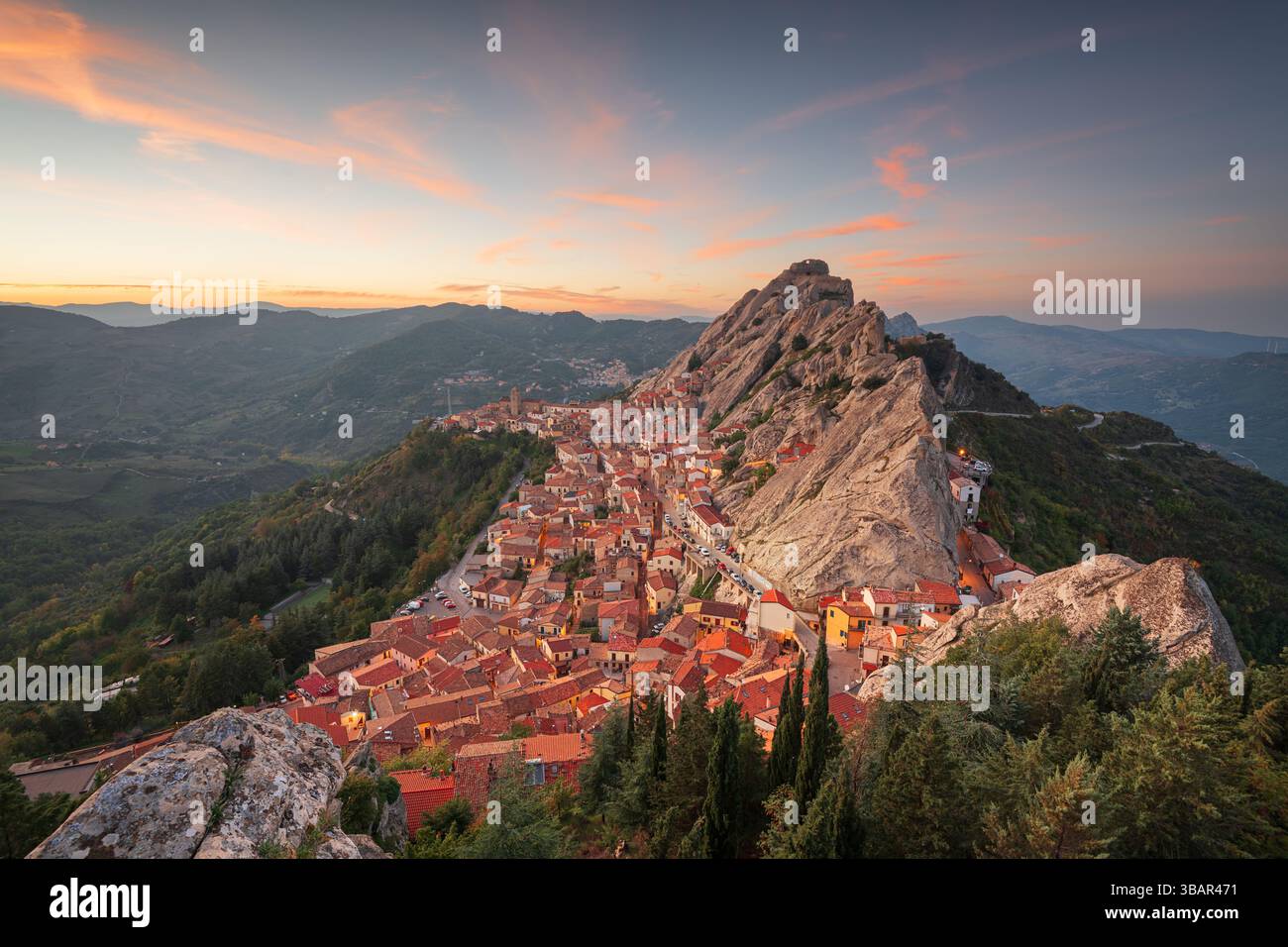 Pietrapertosa, Italie au crépuscule en automne dans les Dolomites du sud. Banque D'Images