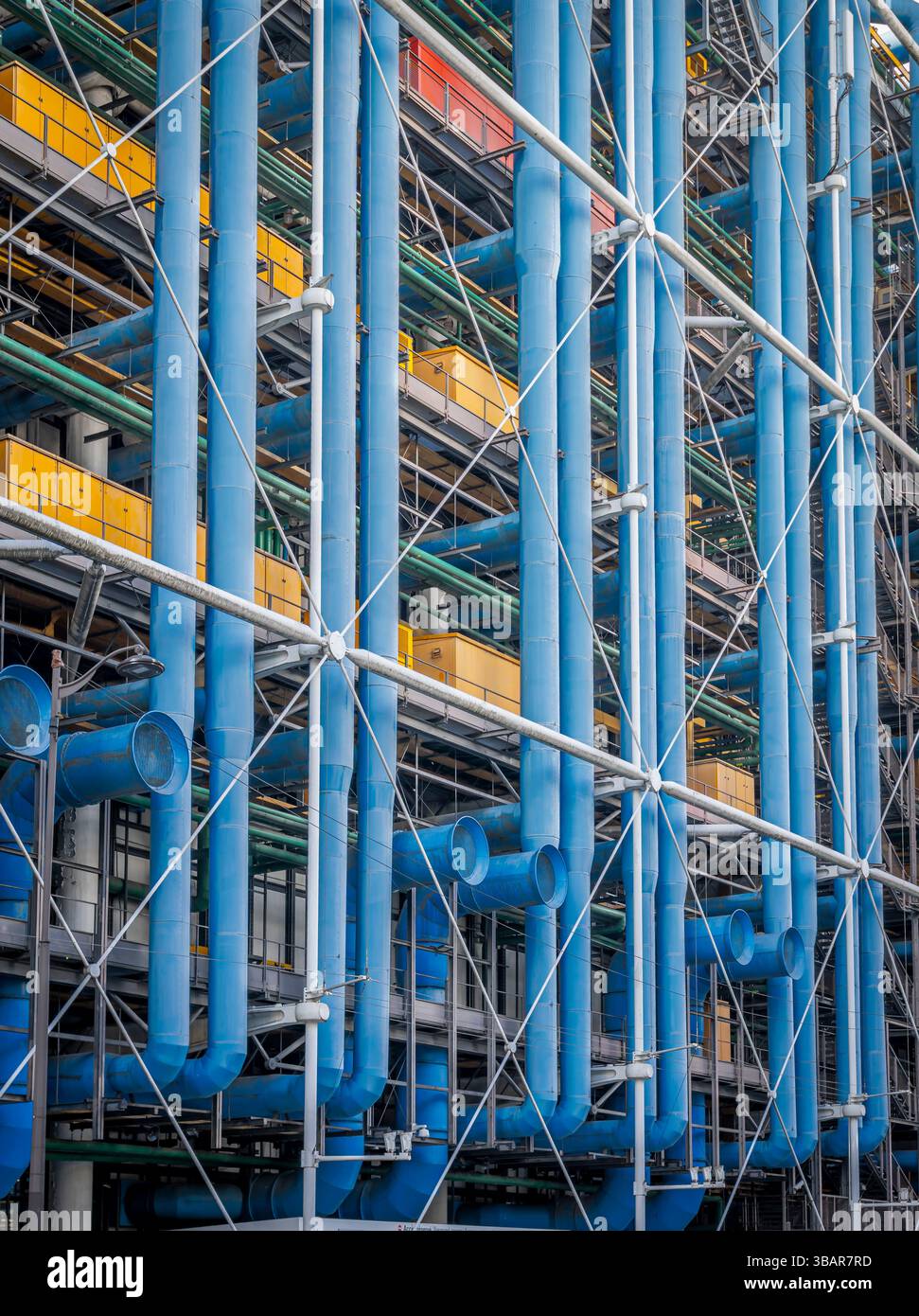 Paris, France - 05 12 2025 : Centre Pompidou : vue détaillée du bâtiment coloré avec la façade en métal et tuyaux Banque D'Images